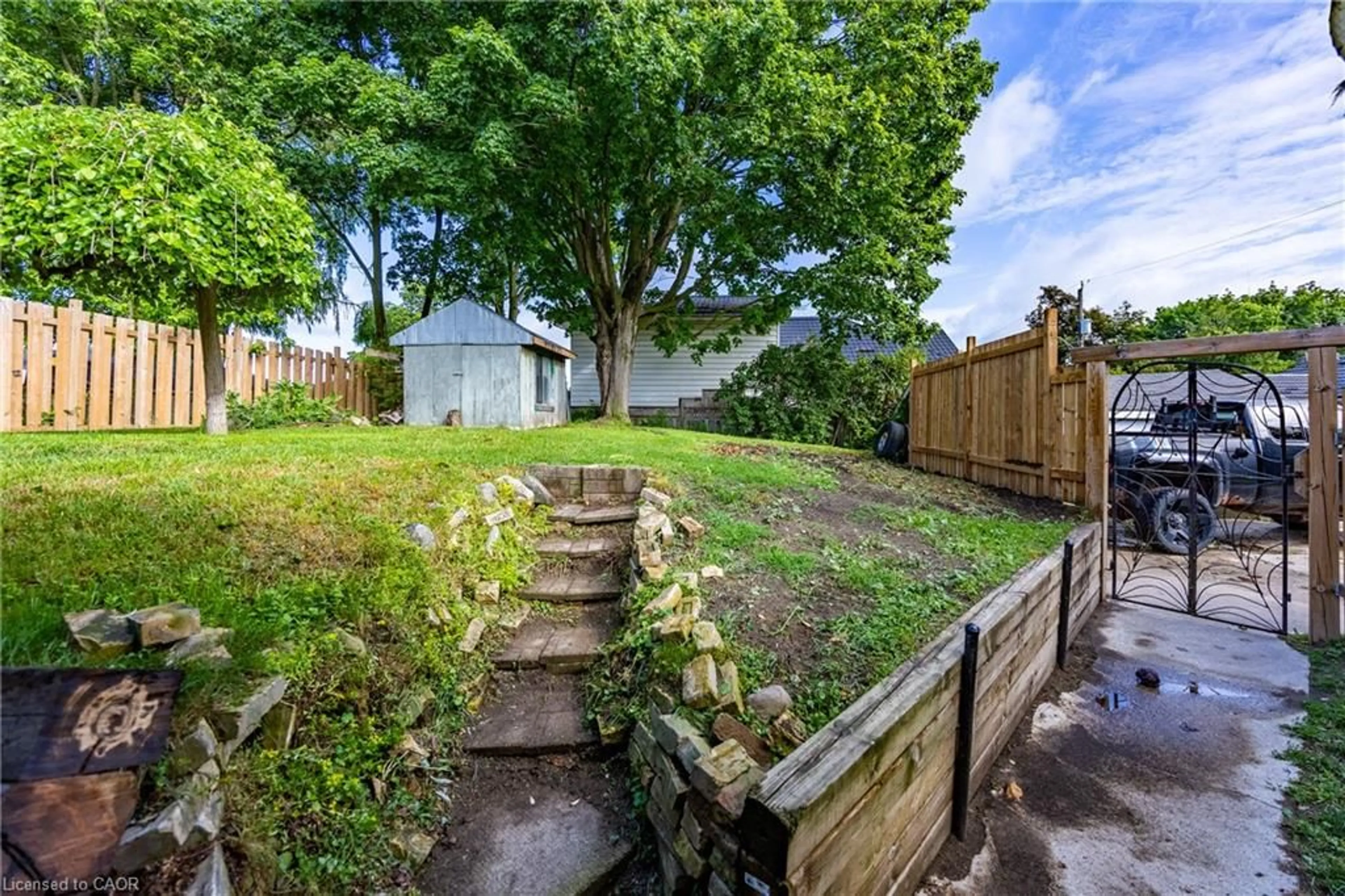 A pic from outside/outdoor area/front of a property/back of a property/a pic from drone, street for 122 Queen St, Ingersoll Ontario N5C 3A6
