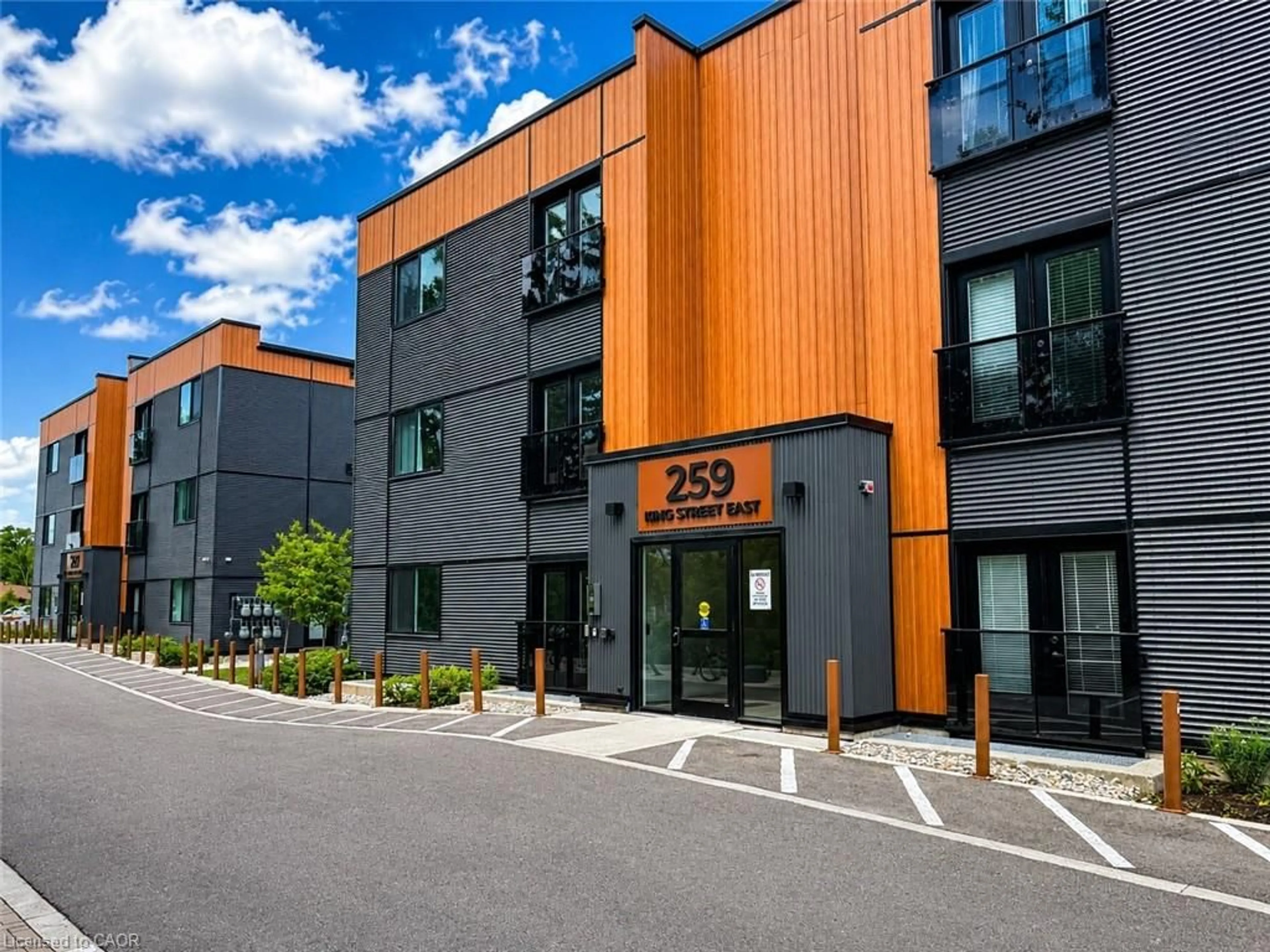 Patio, building for 259 King St #1C, Stoney Creek Ontario L8G 1L9