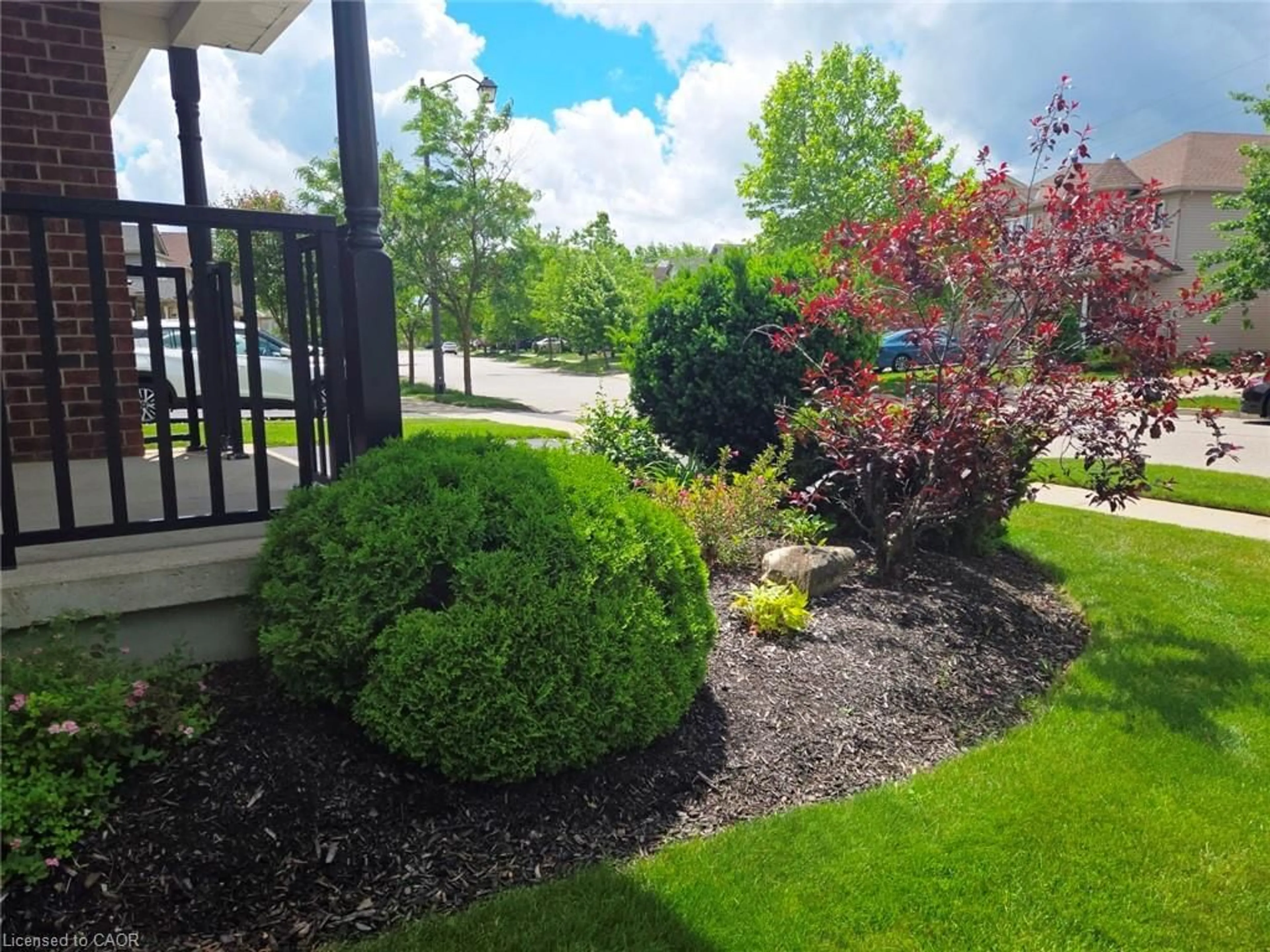 Patio, street for 570 St Moritz Ave, Waterloo Ontario N2T 2Z3