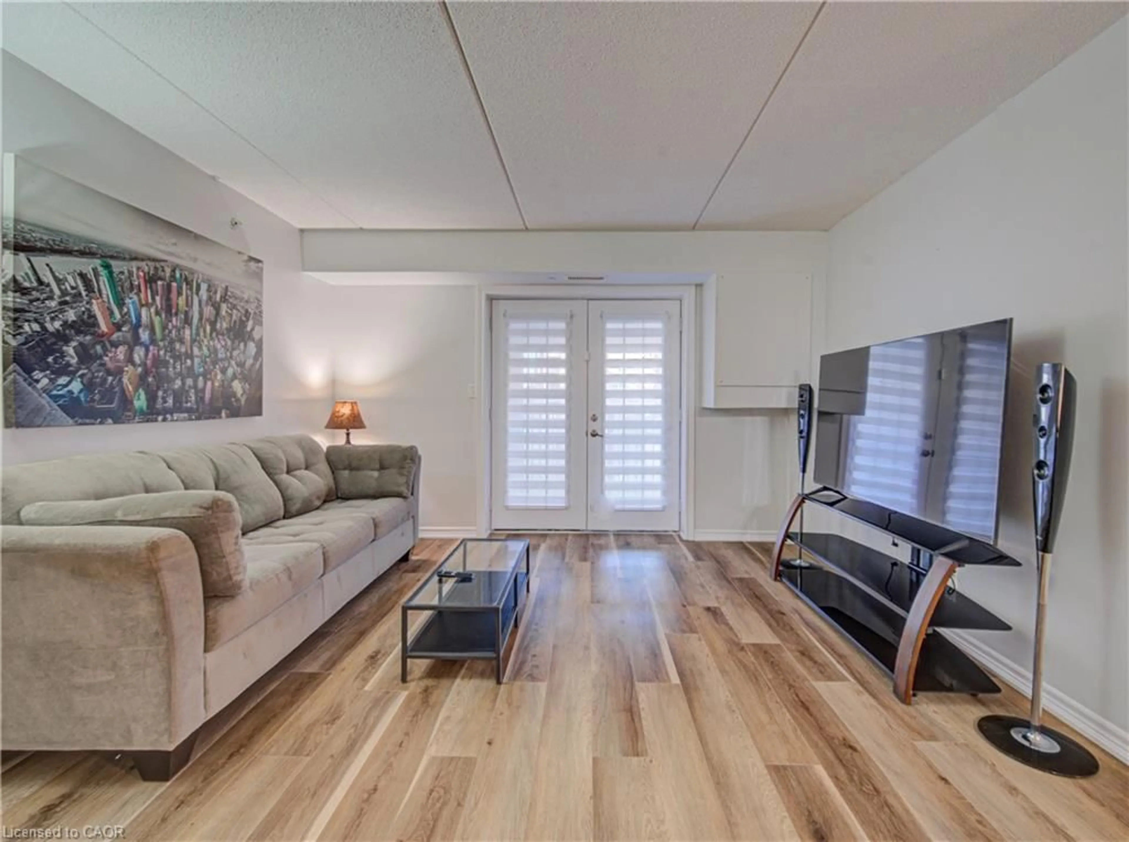 Living room with furniture, wood/laminate floor for 1490 Bishops Gate #106, Oakville Ontario L6M 4N3