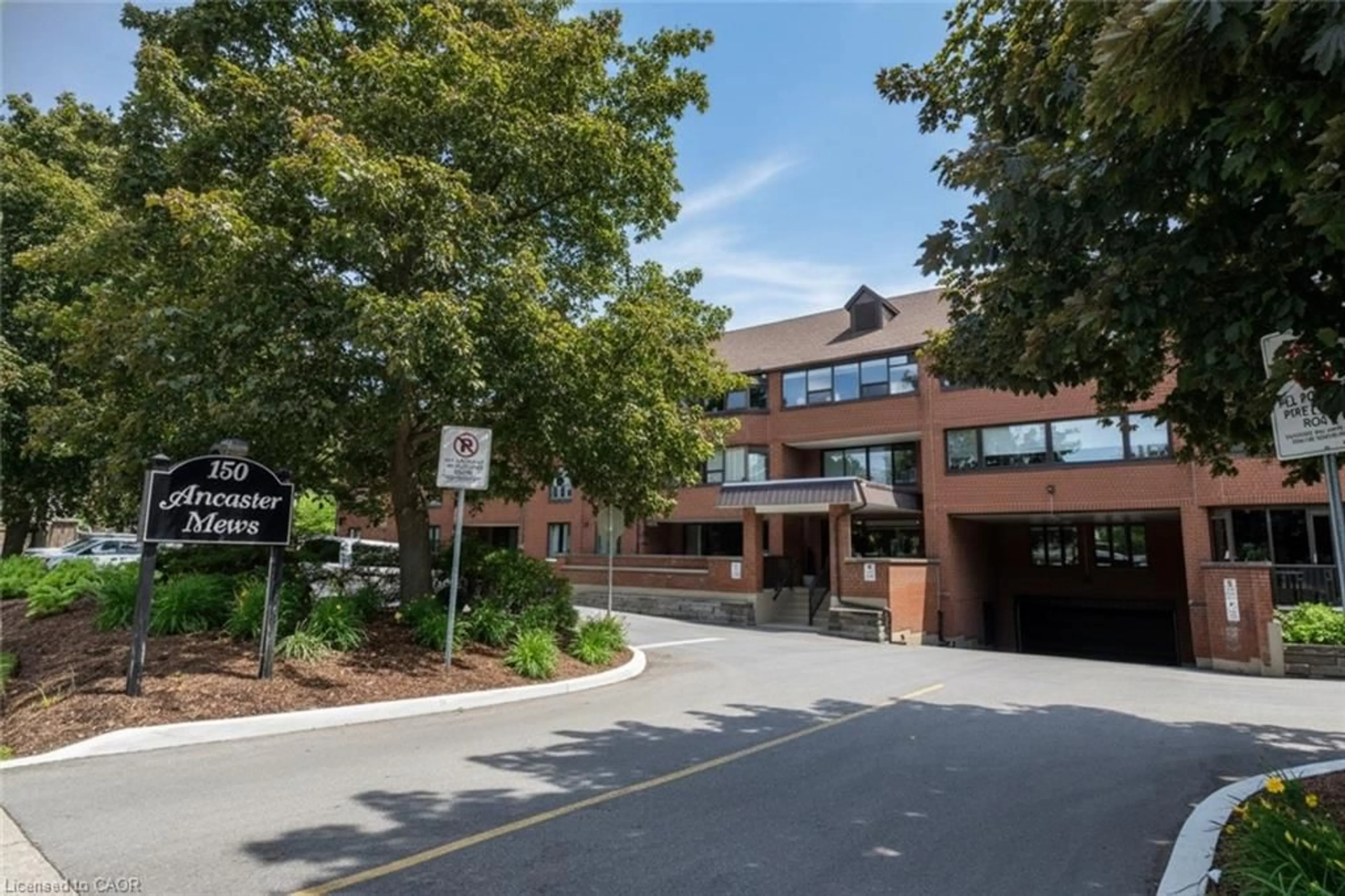 Indoor foyer for 150 Wilson St #103, Ancaster Ontario L9G 4E7