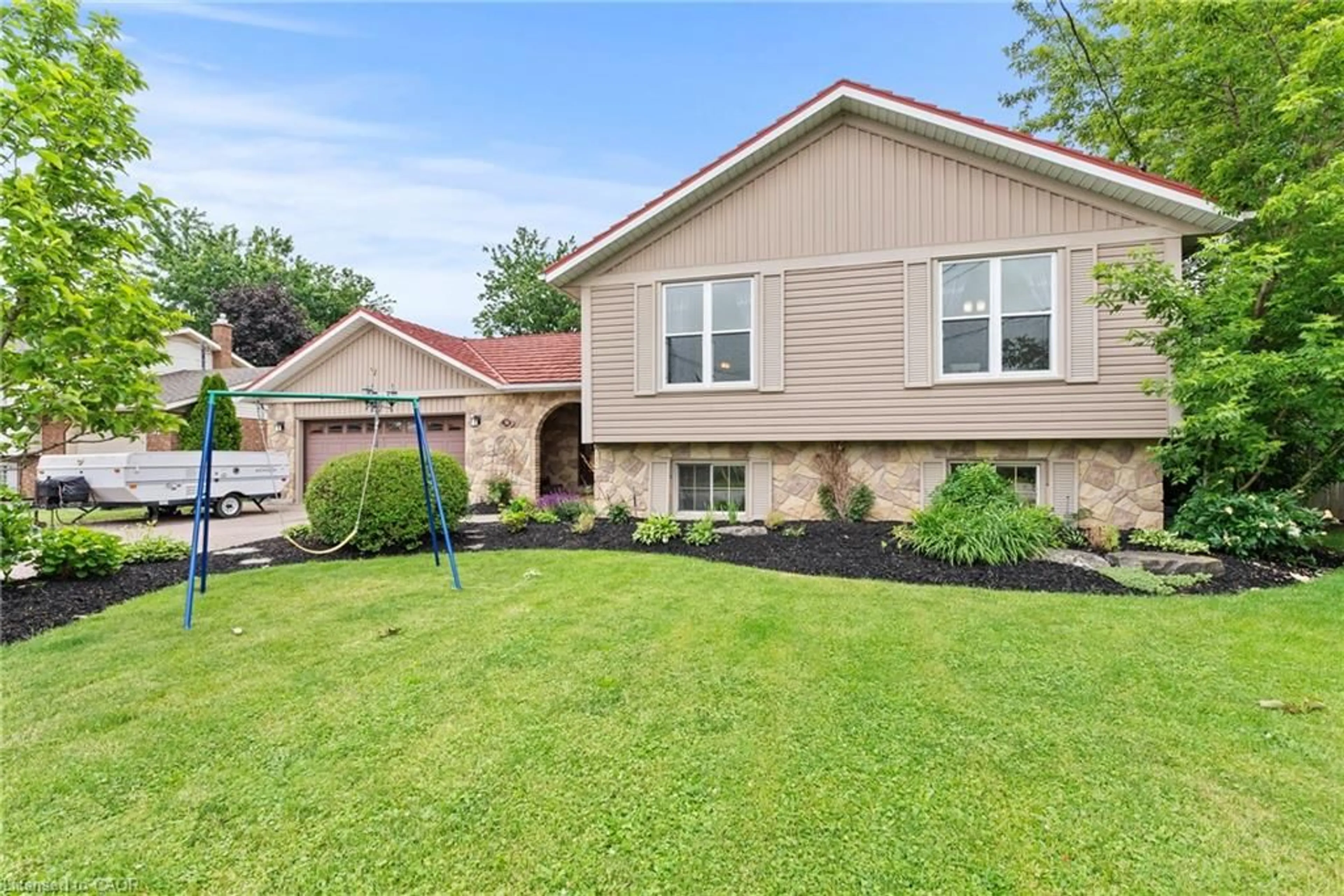 Home with vinyl exterior material, street for 38 Killins St, Smithville Ontario L0R 2A0