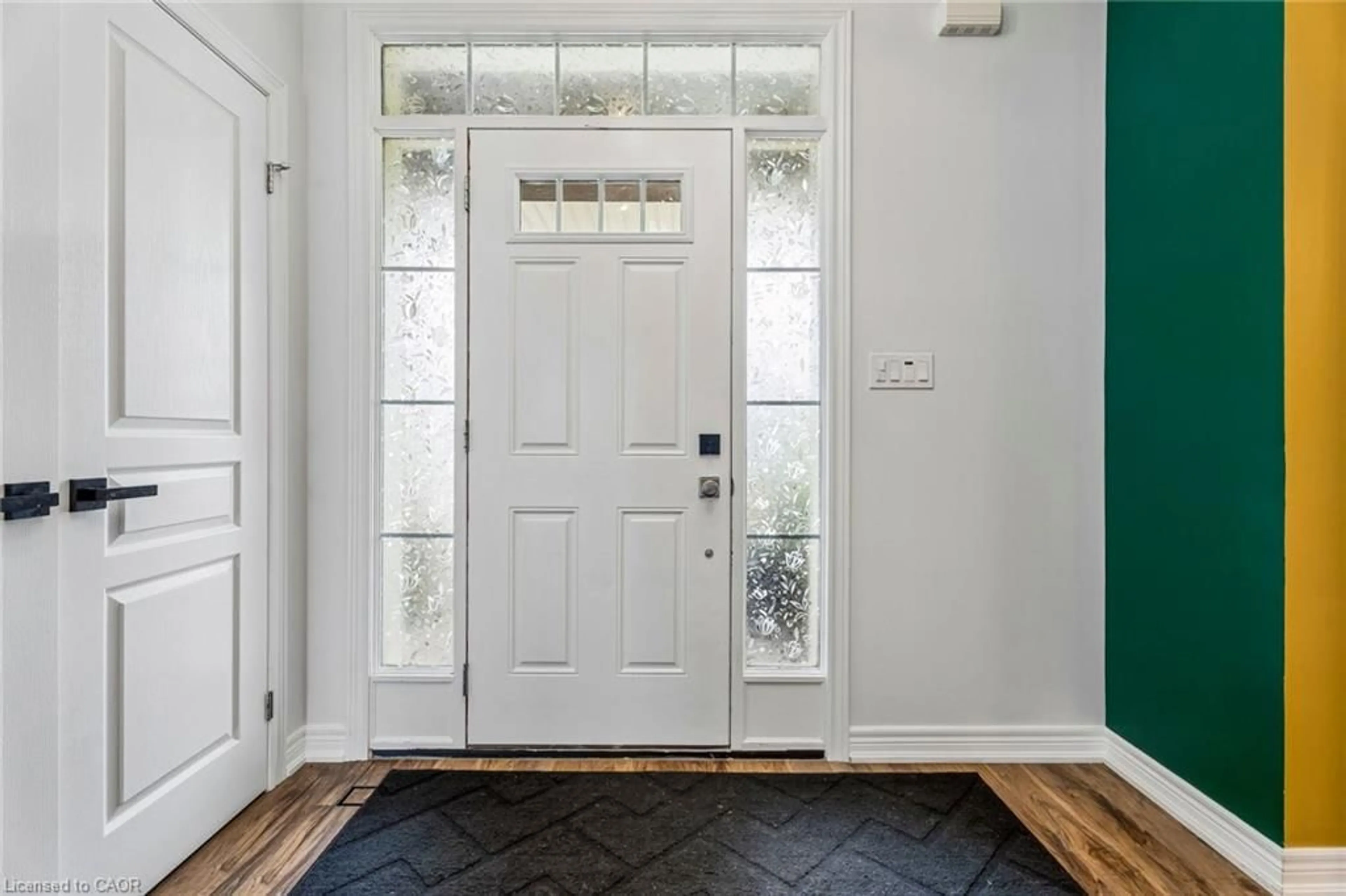 Indoor entryway for 17 Creek View Dr, Smithville Ontario L0R 2A0