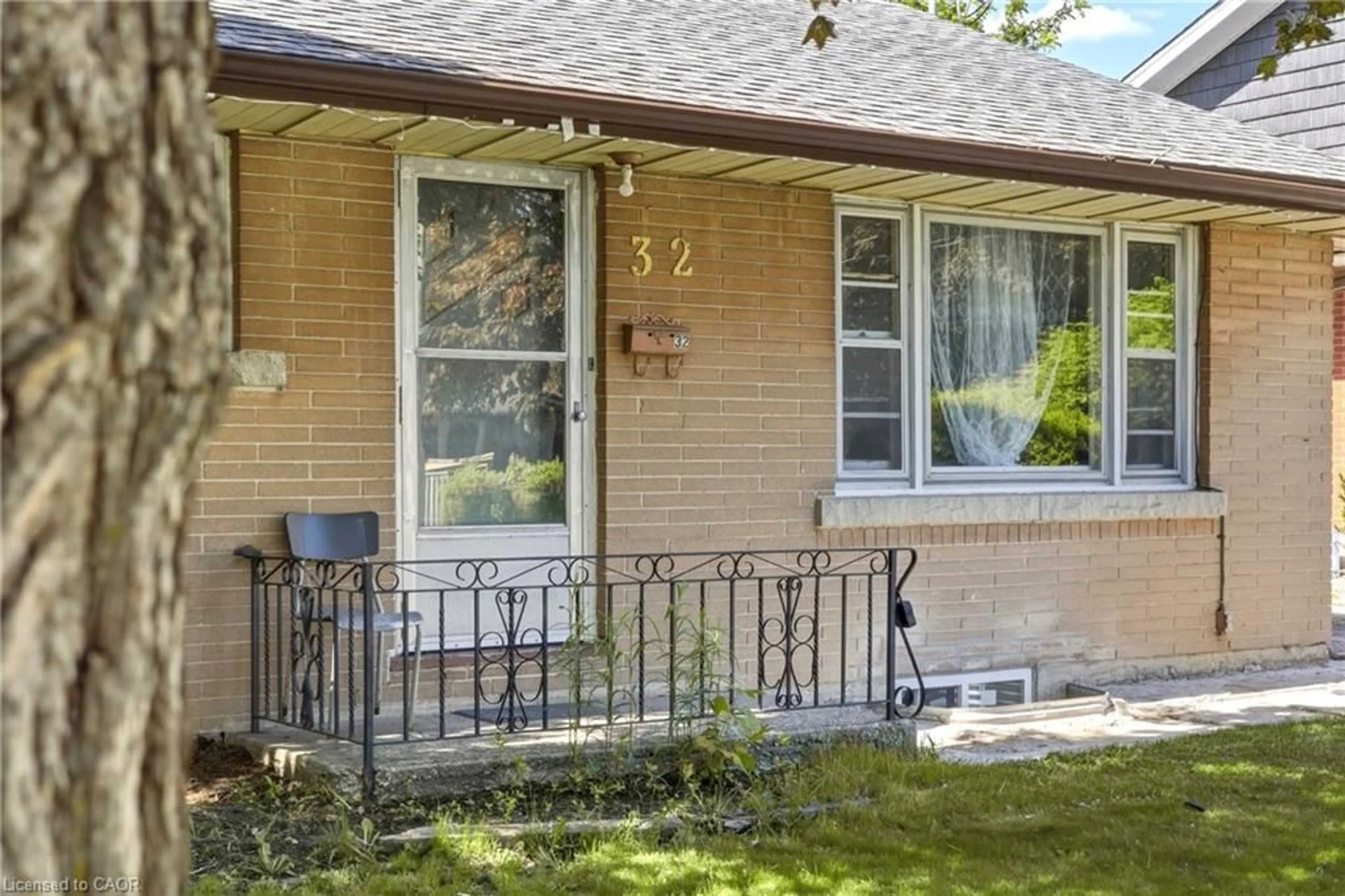Home with brick exterior material, street for 32 Close Ave, Cambridge Ontario N1R 2R6