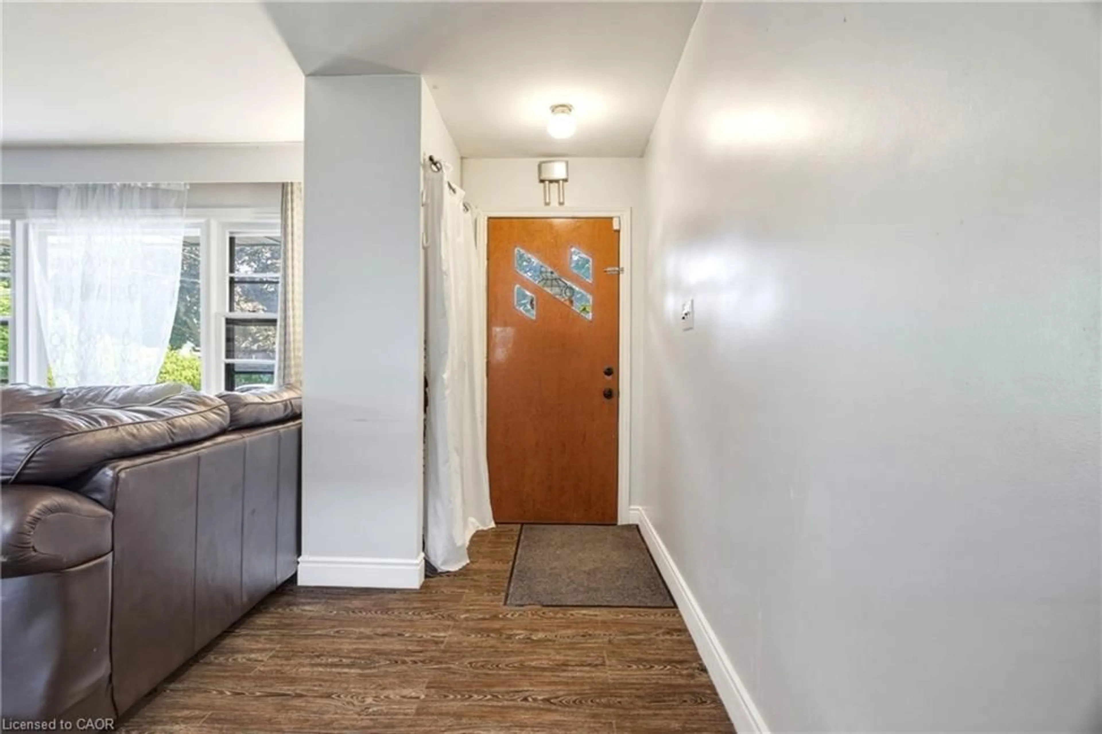 Indoor entryway for 32 Close Ave, Cambridge Ontario N1R 2R6