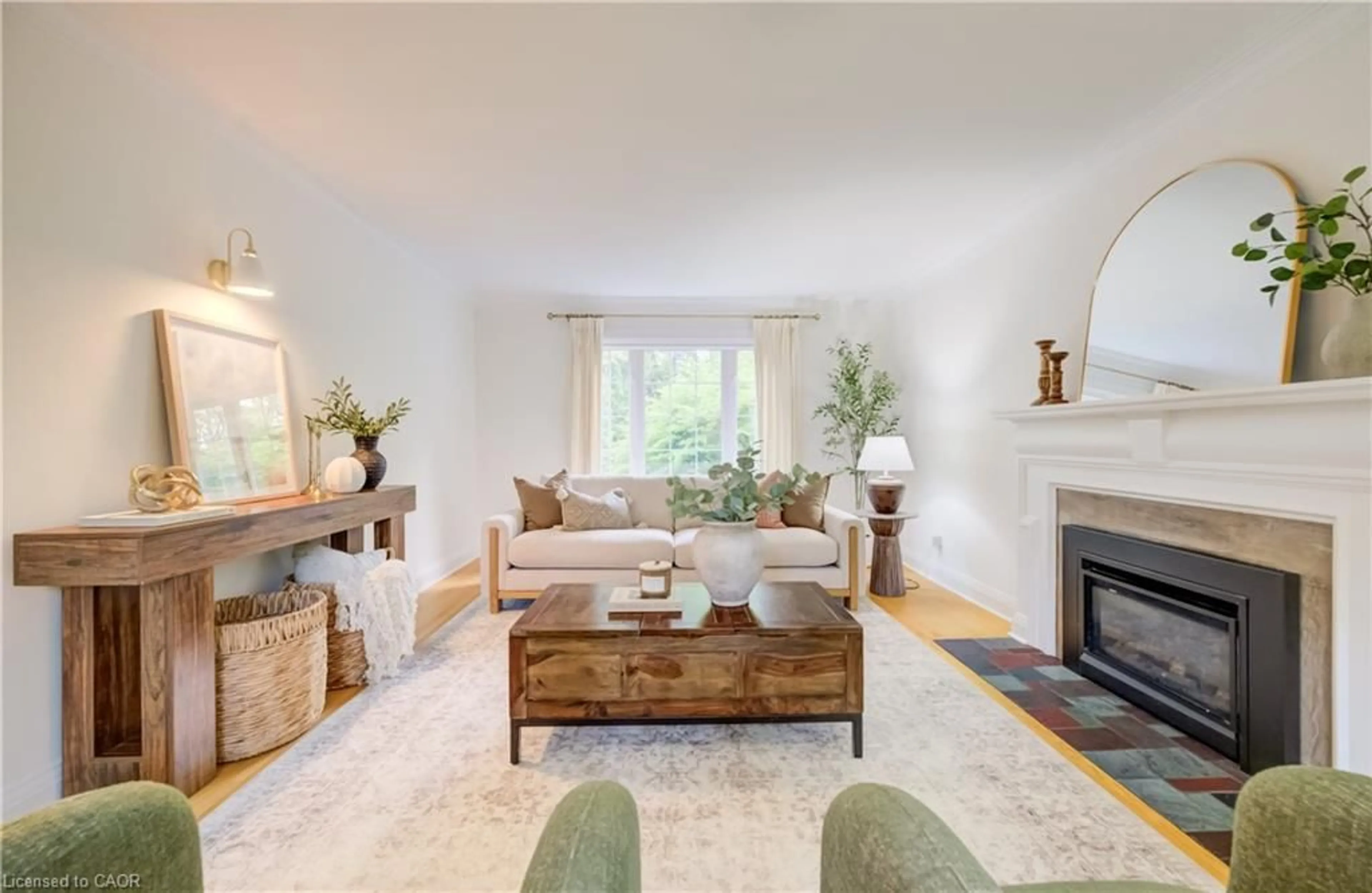 Living room with furniture, unknown for 560 Blythwood Rd, North York Ontario M4N 1B5