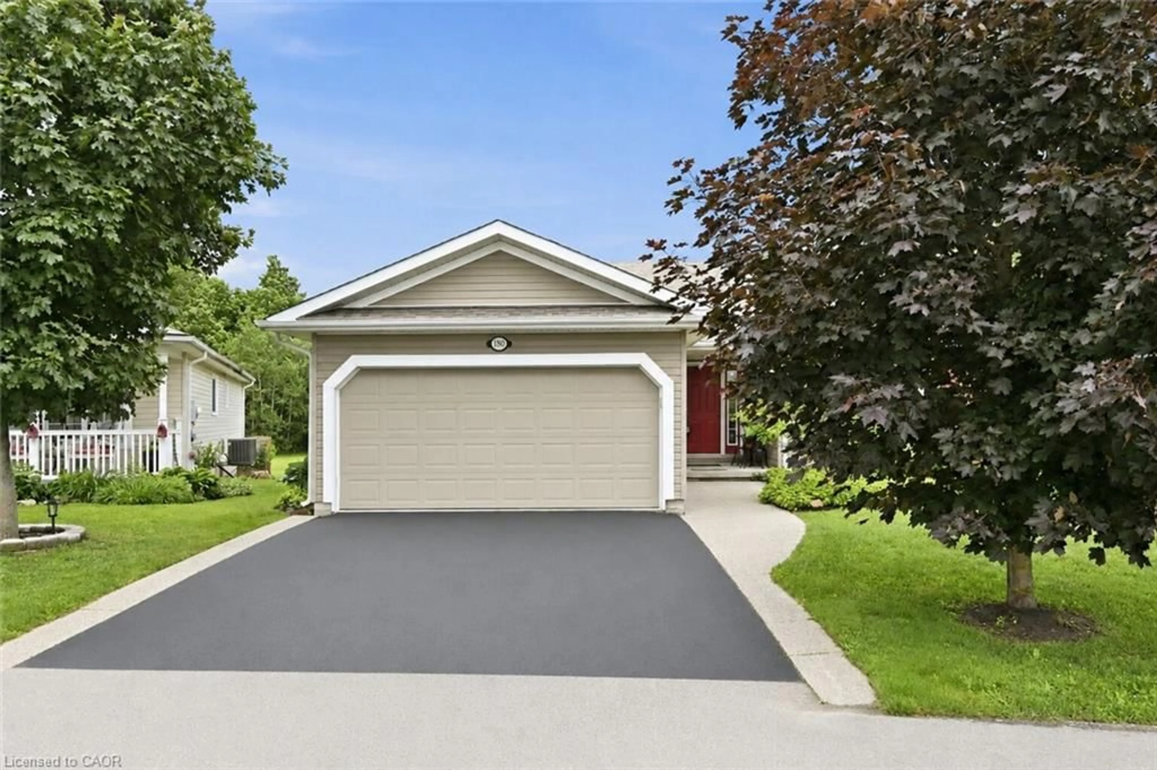 Home with vinyl exterior material, street for 180 Glenariff Dr, Freelton Ontario L8B 1A5