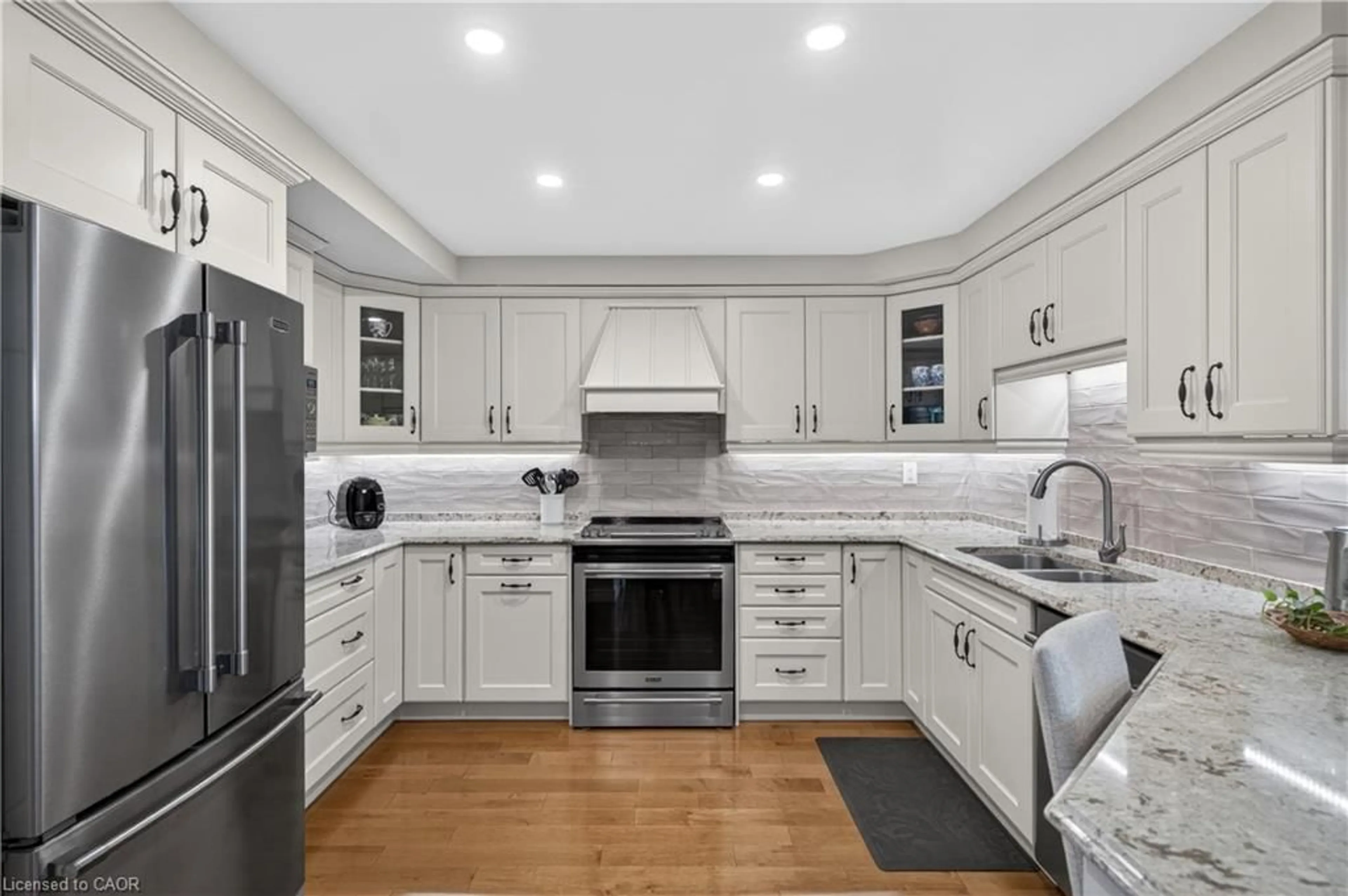 Open concept kitchen, ceramic/tile floor for 5070 Pinedale Ave #508, Burlington Ontario L7L 5V6