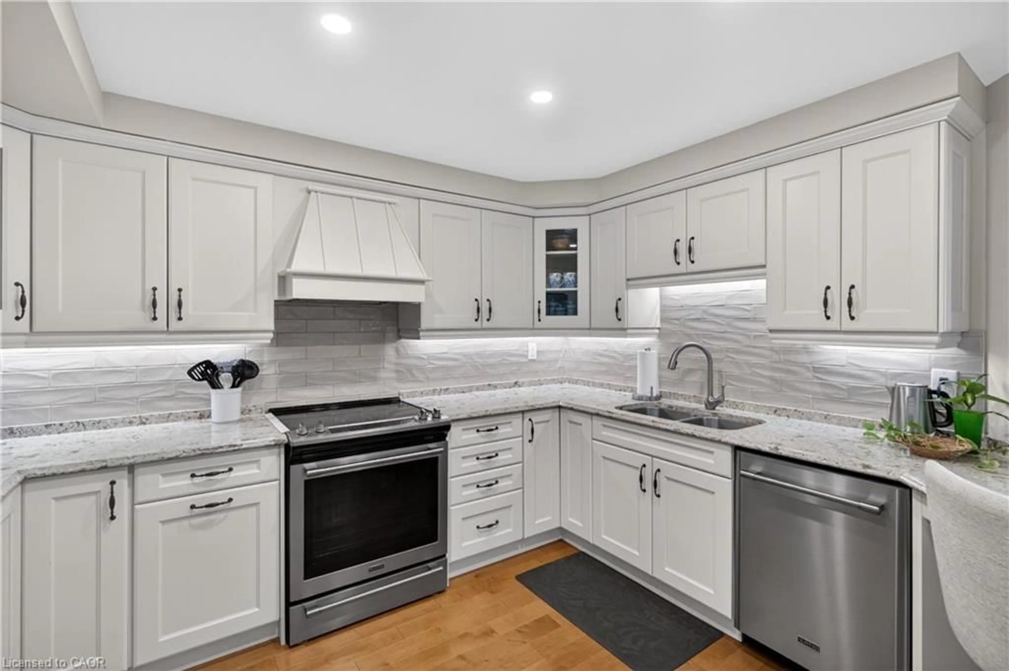 Open concept kitchen, ceramic/tile floor for 5070 Pinedale Ave #508, Burlington Ontario L7L 5V6
