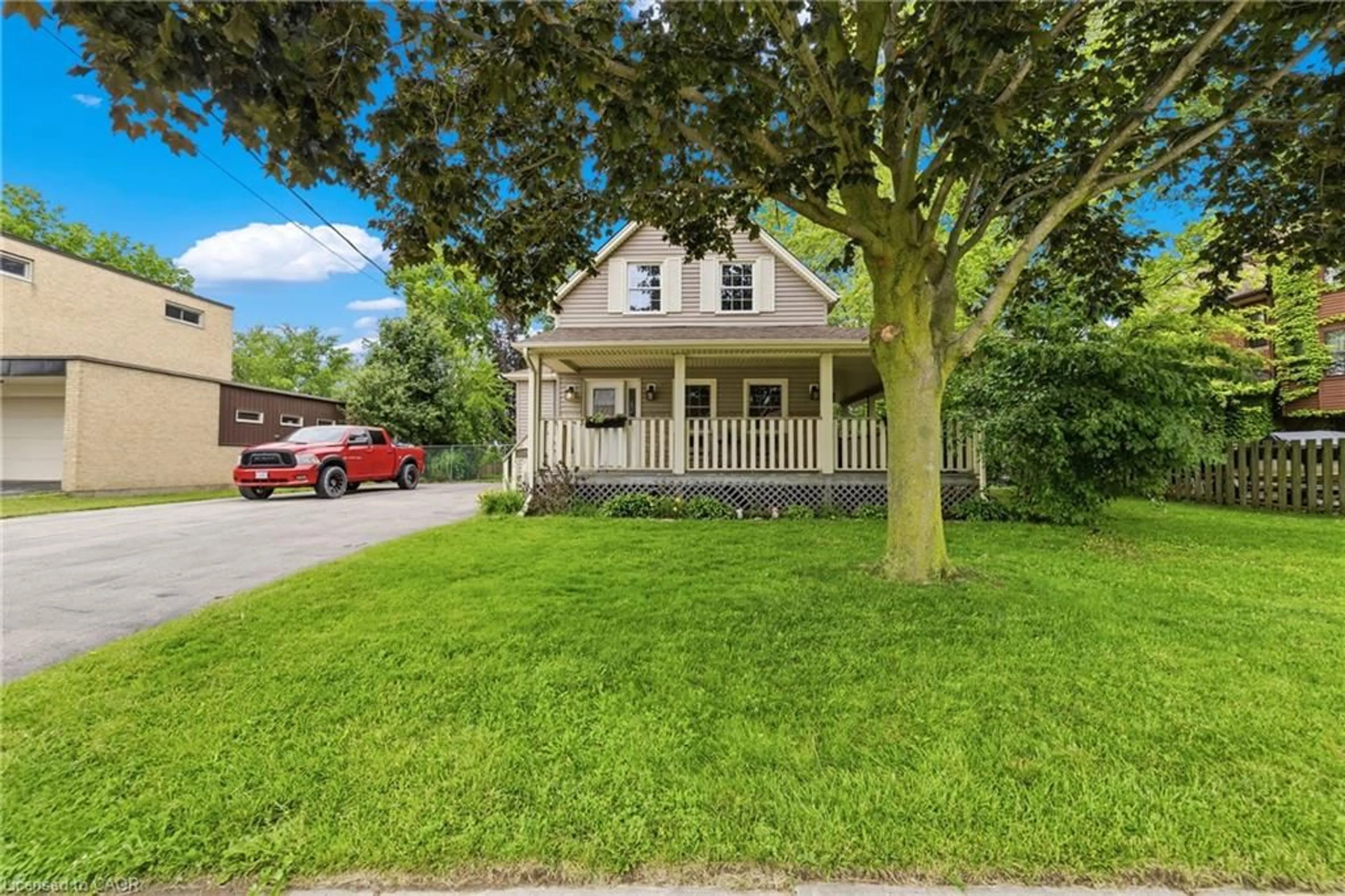 A pic from outside/outdoor area/front of a property/back of a property/a pic from drone, street for 509 Lock St, Dunnville Ontario N1A 1V8