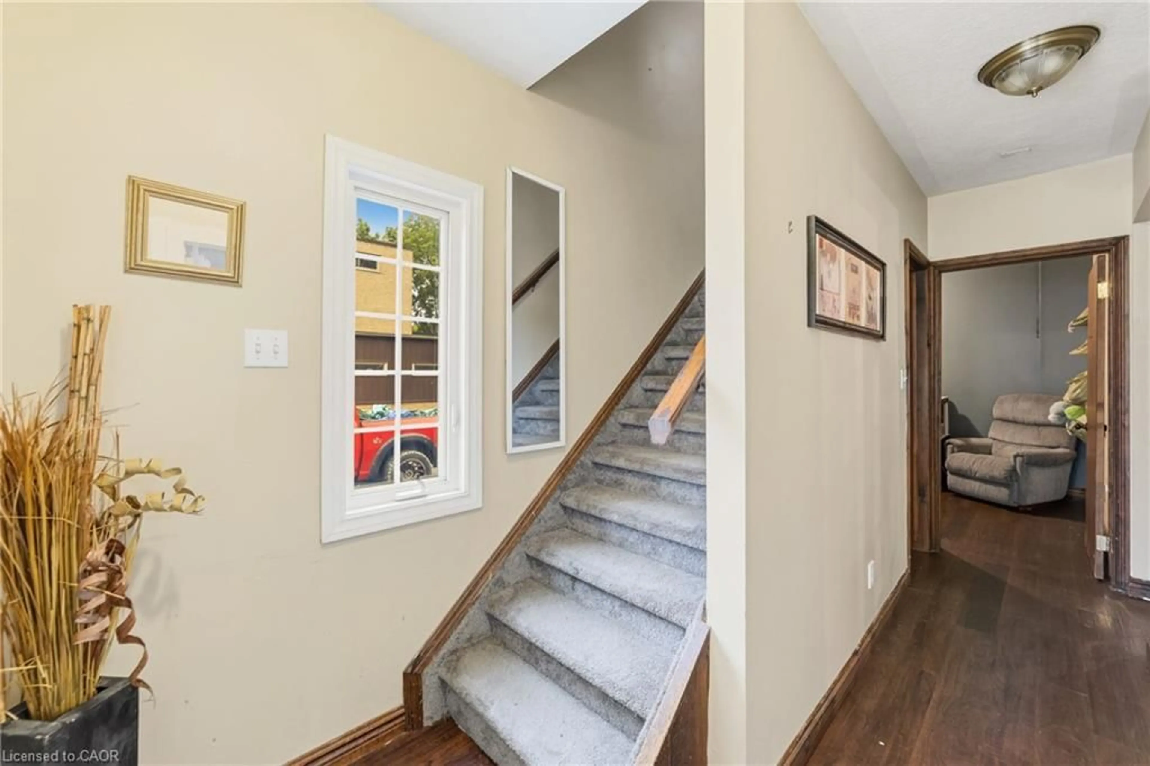 Indoor entryway for 509 Lock St, Dunnville Ontario N1A 1V8