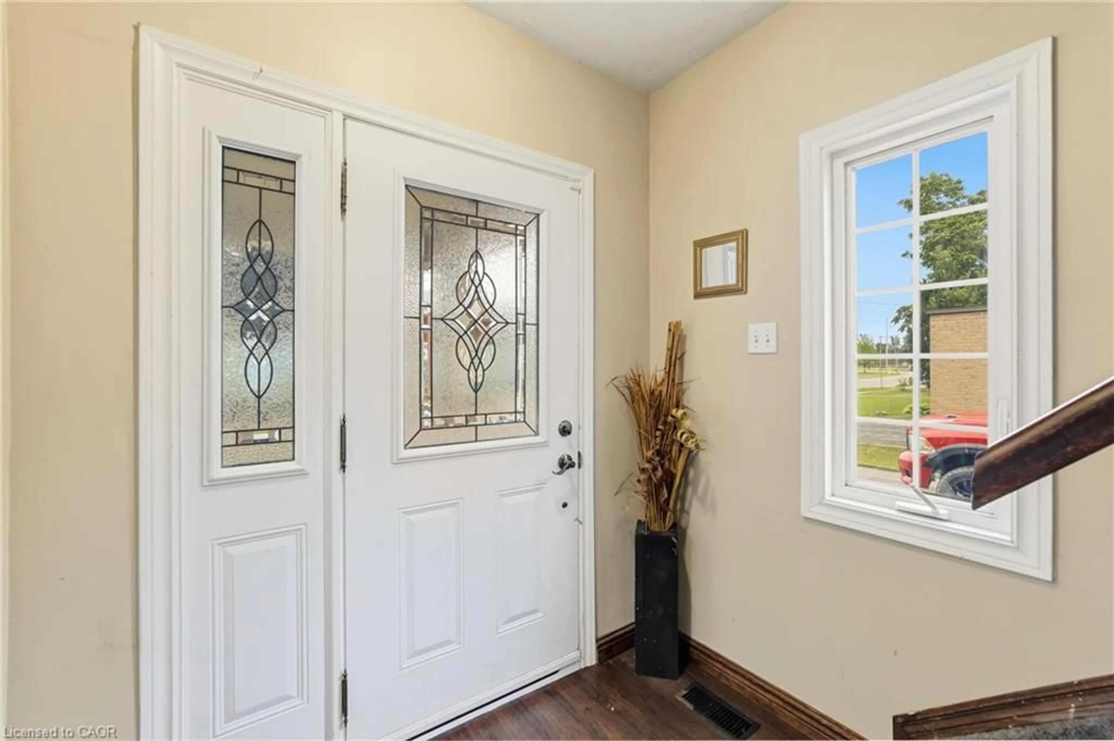 Indoor entryway for 509 Lock St, Dunnville Ontario N1A 1V8