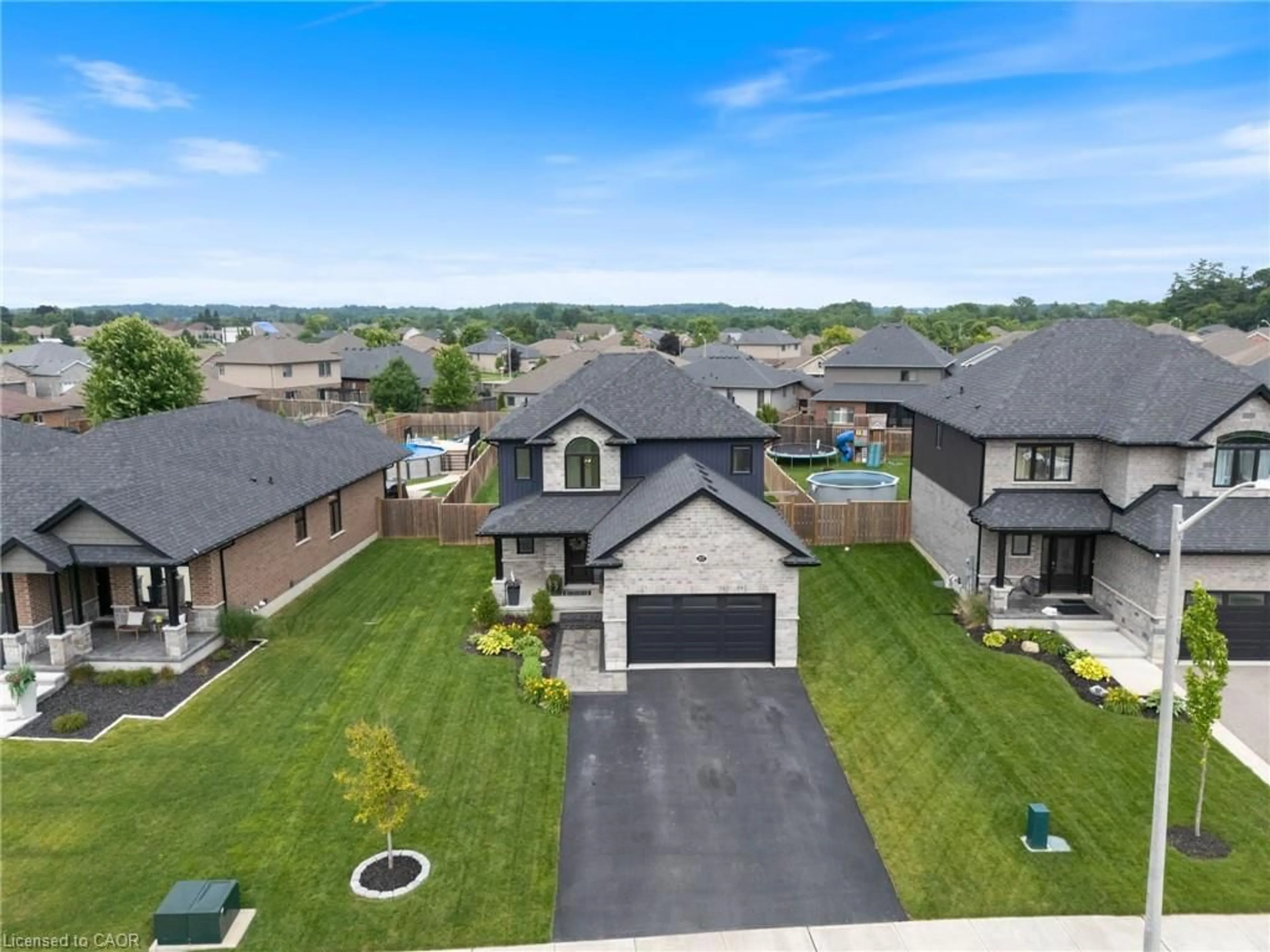 A pic from outside/outdoor area/front of a property/back of a property/a pic from drone, street for 207 Oak St, Simcoe Ontario N3Y 0B5