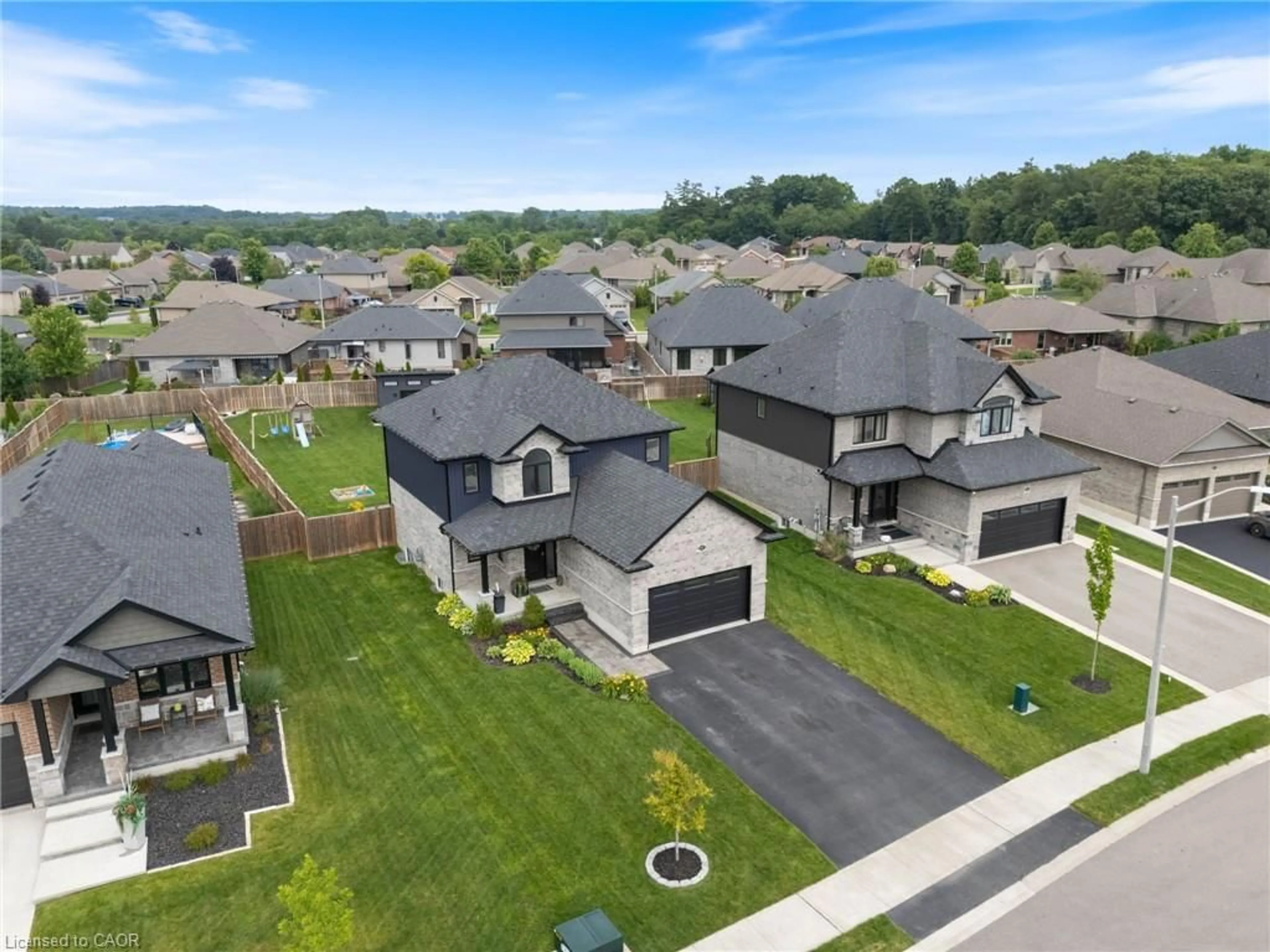 A pic from outside/outdoor area/front of a property/back of a property/a pic from drone, unknown for 207 Oak St, Simcoe Ontario N3Y 0B5