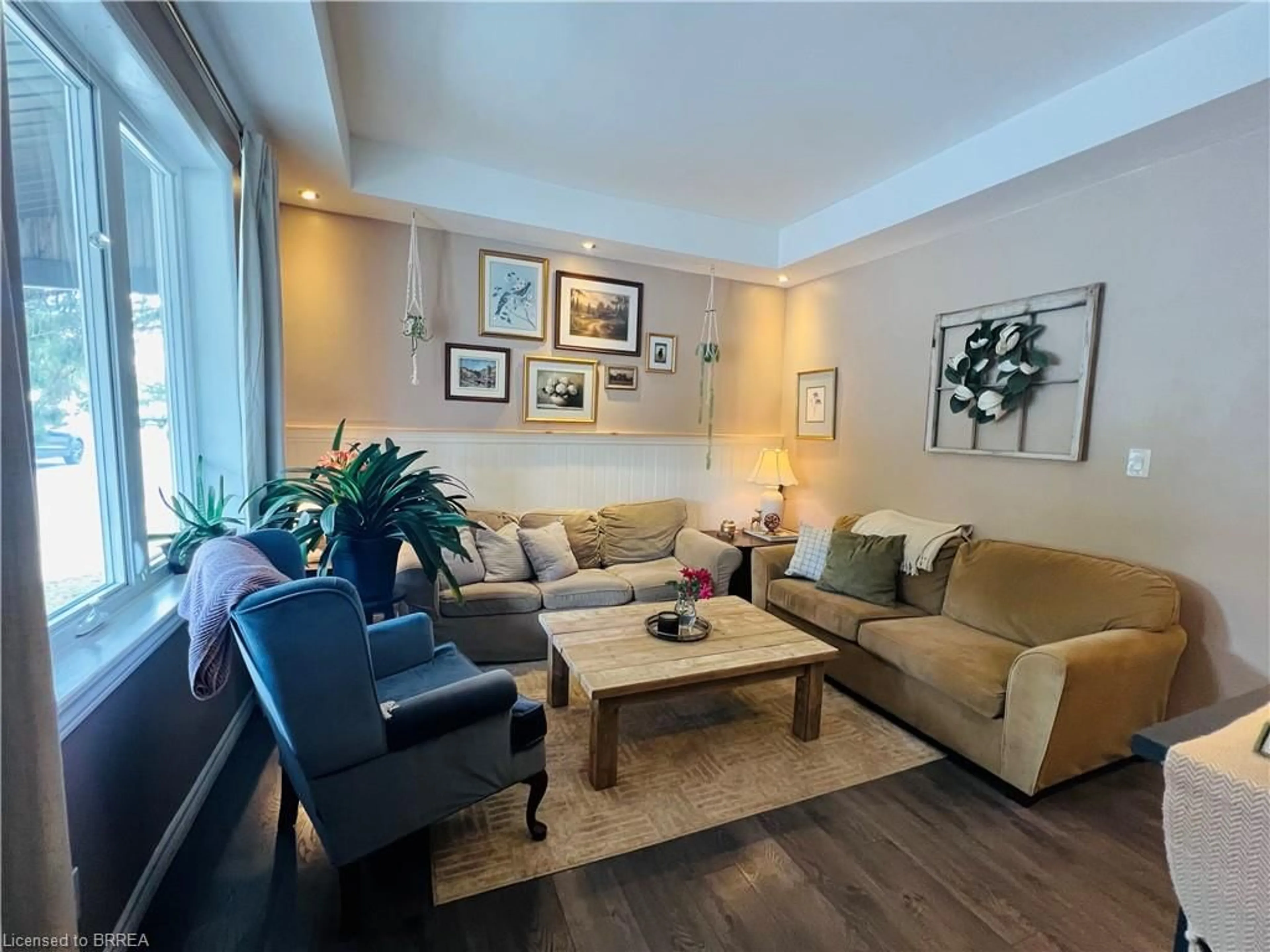 Living room with furniture, wood/laminate floor for 25 Huron St, Woodstock Ontario N4S 6Z1