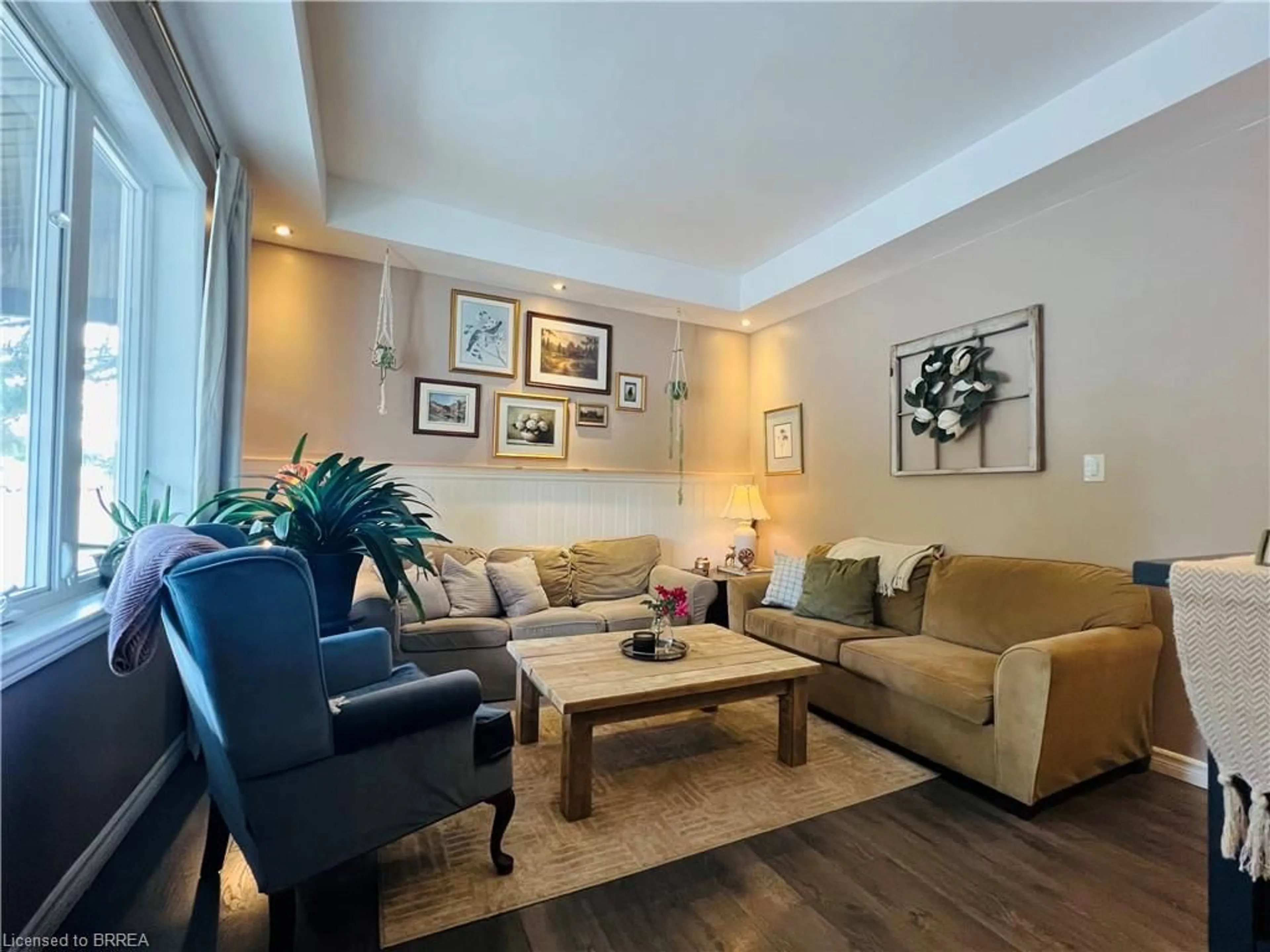Living room with furniture, wood/laminate floor for 25 Huron St, Woodstock Ontario N4S 6Z1