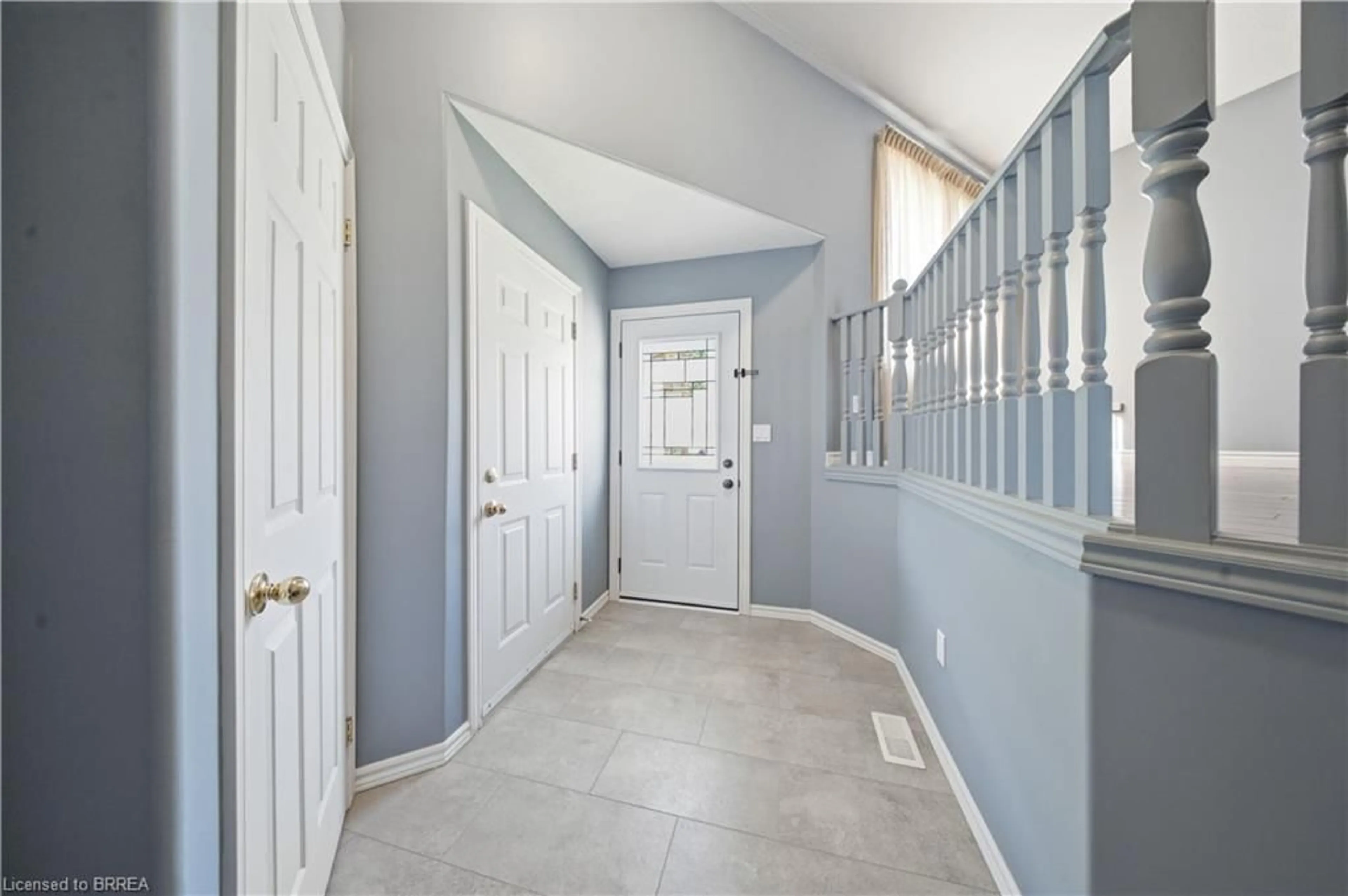 Indoor entryway for 114 Donegal Dr, Brantford Ontario N3T 6N4