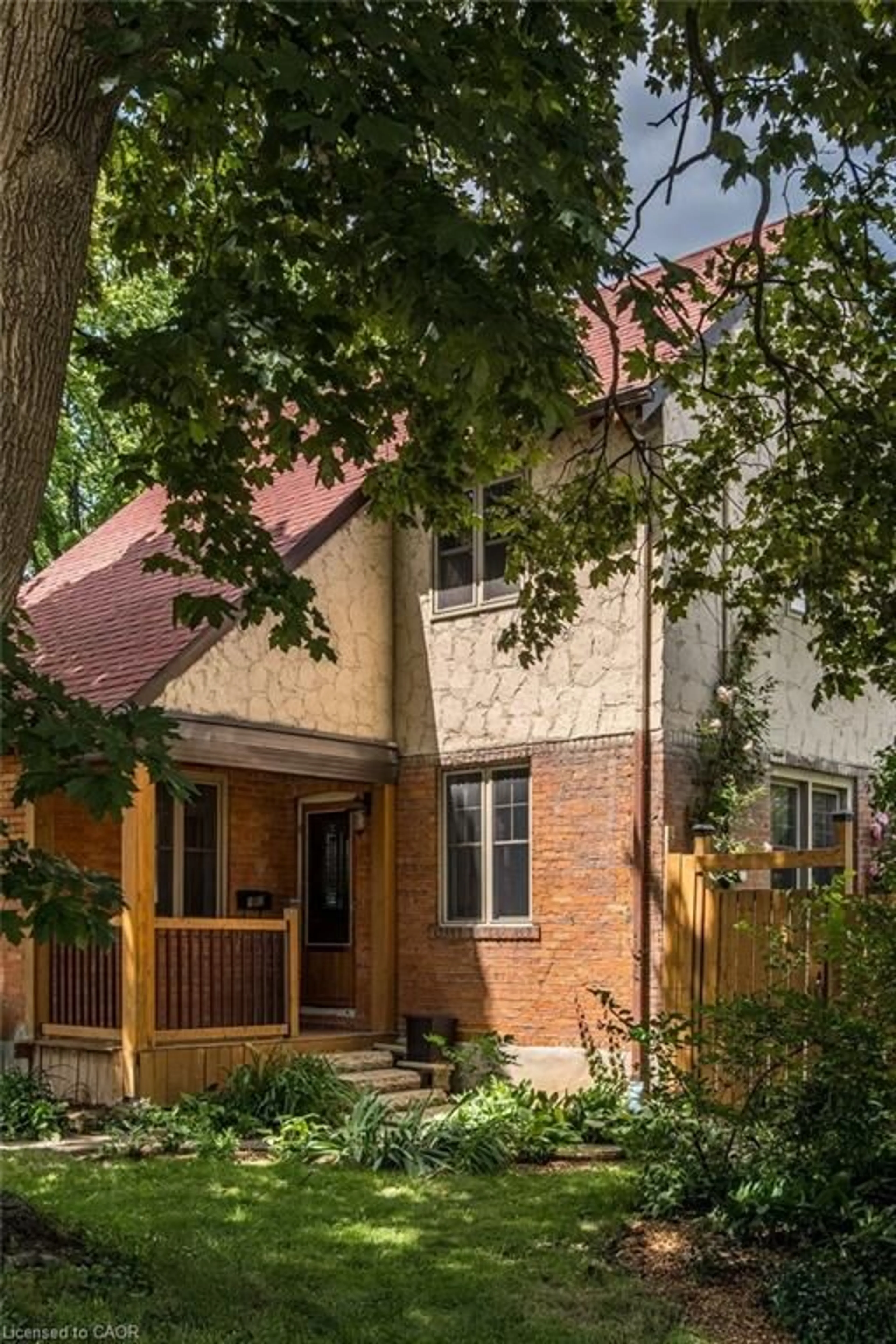 Home with brick exterior material, street for 152 Glen Rd, Hamilton Ontario L8S 3N1