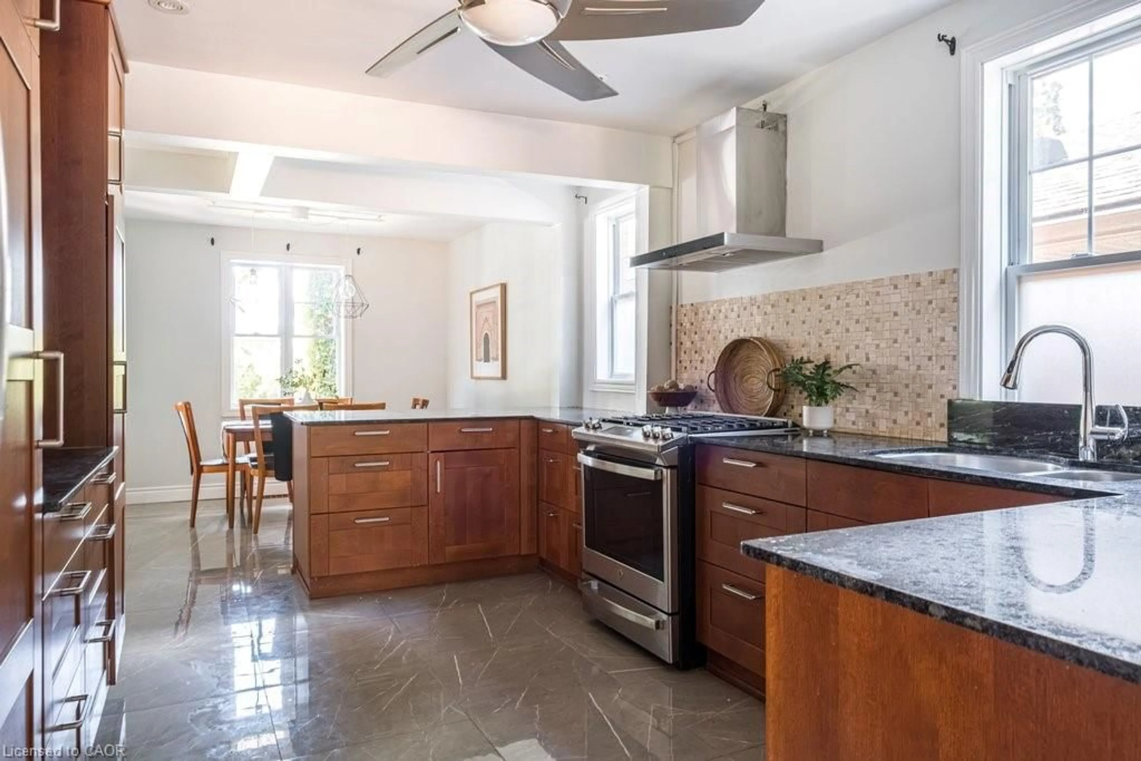 Open concept kitchen, ceramic/tile floor for 152 Glen Rd, Hamilton Ontario L8S 3N1