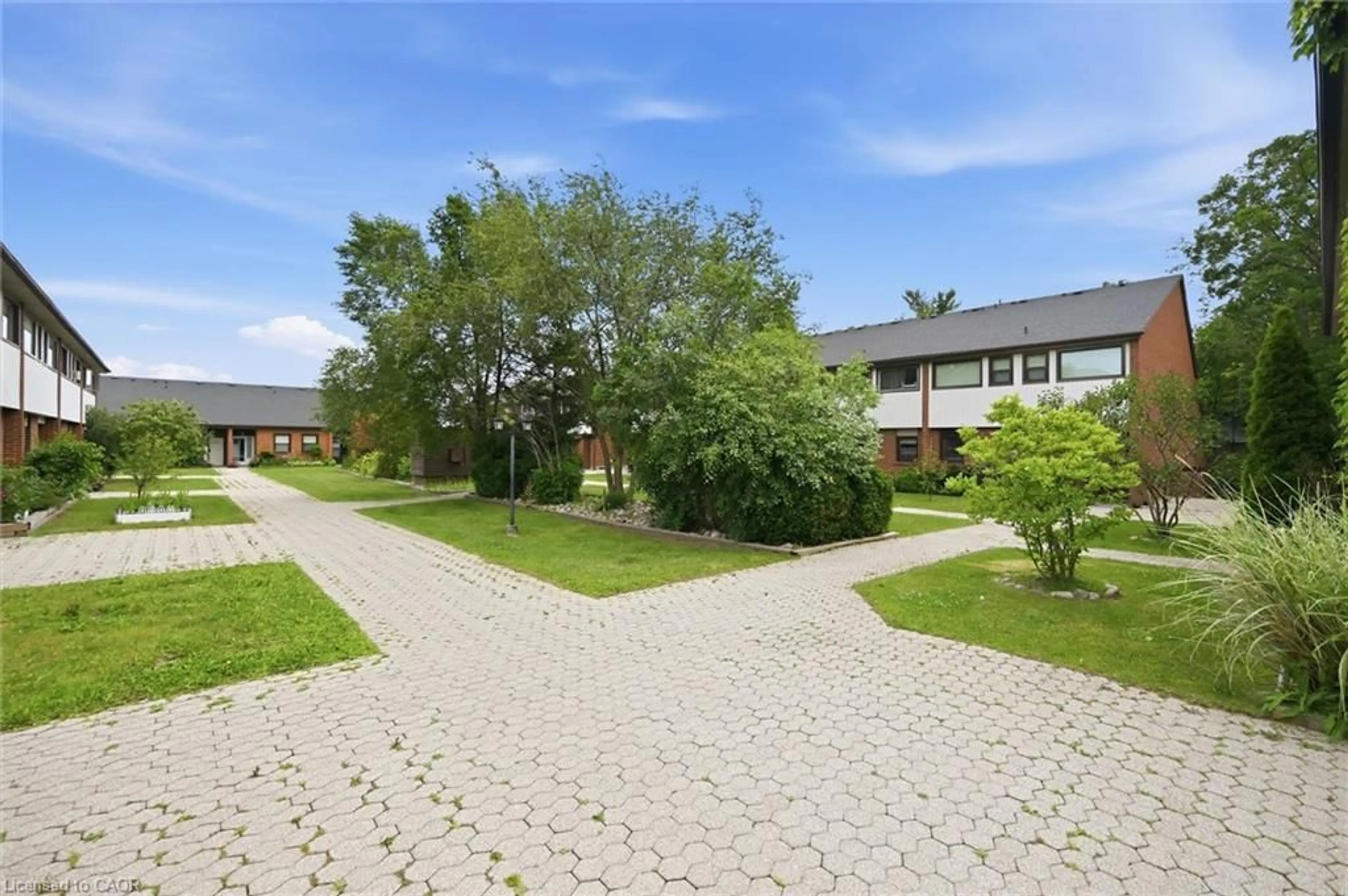 Patio, street for 530 Falgarwood Dr #14, Oakville Ontario L6H 1N3