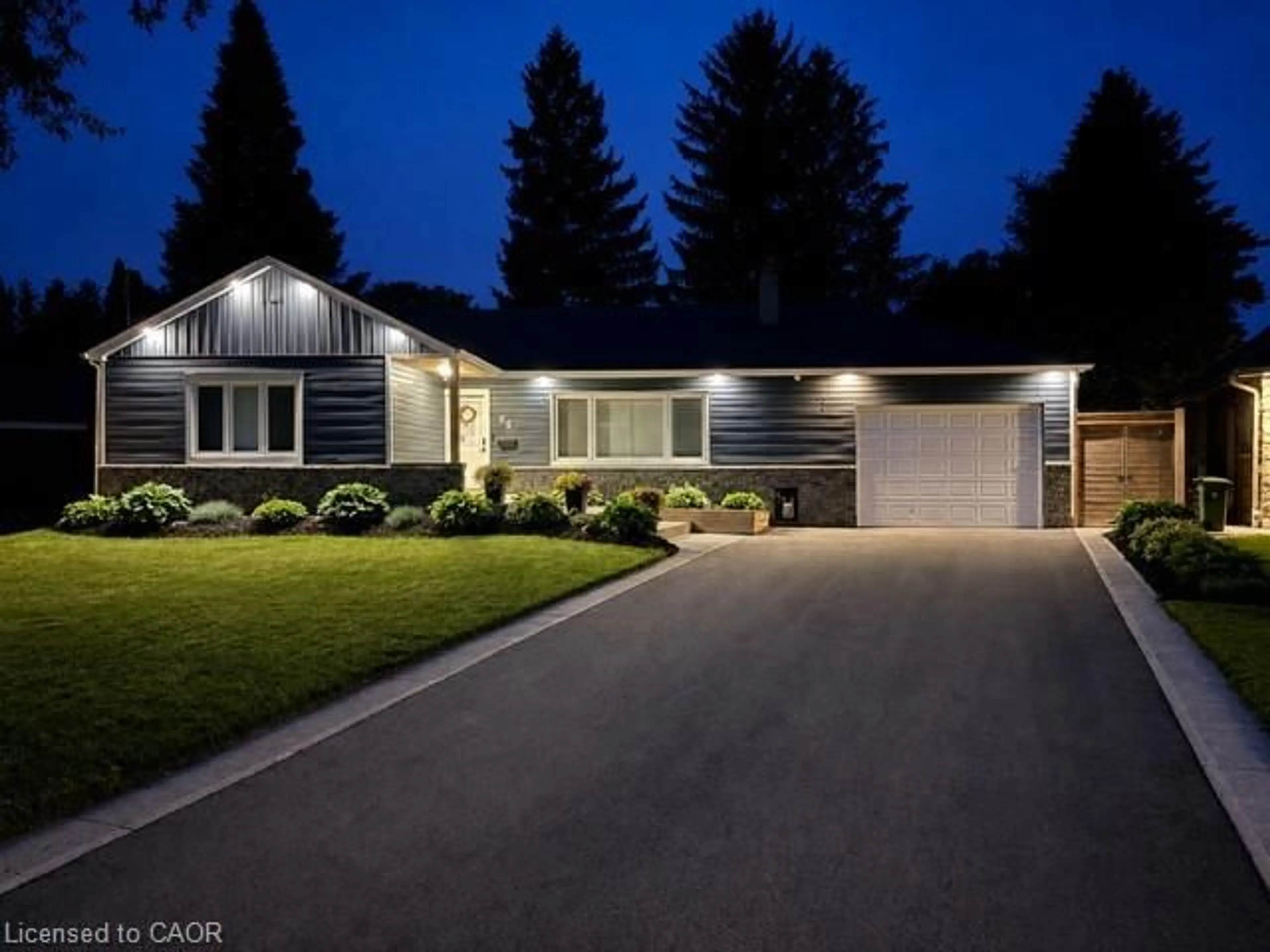 Home with vinyl exterior material, street for 86 Cumming Crt, Ancaster Ontario L9G 1V3