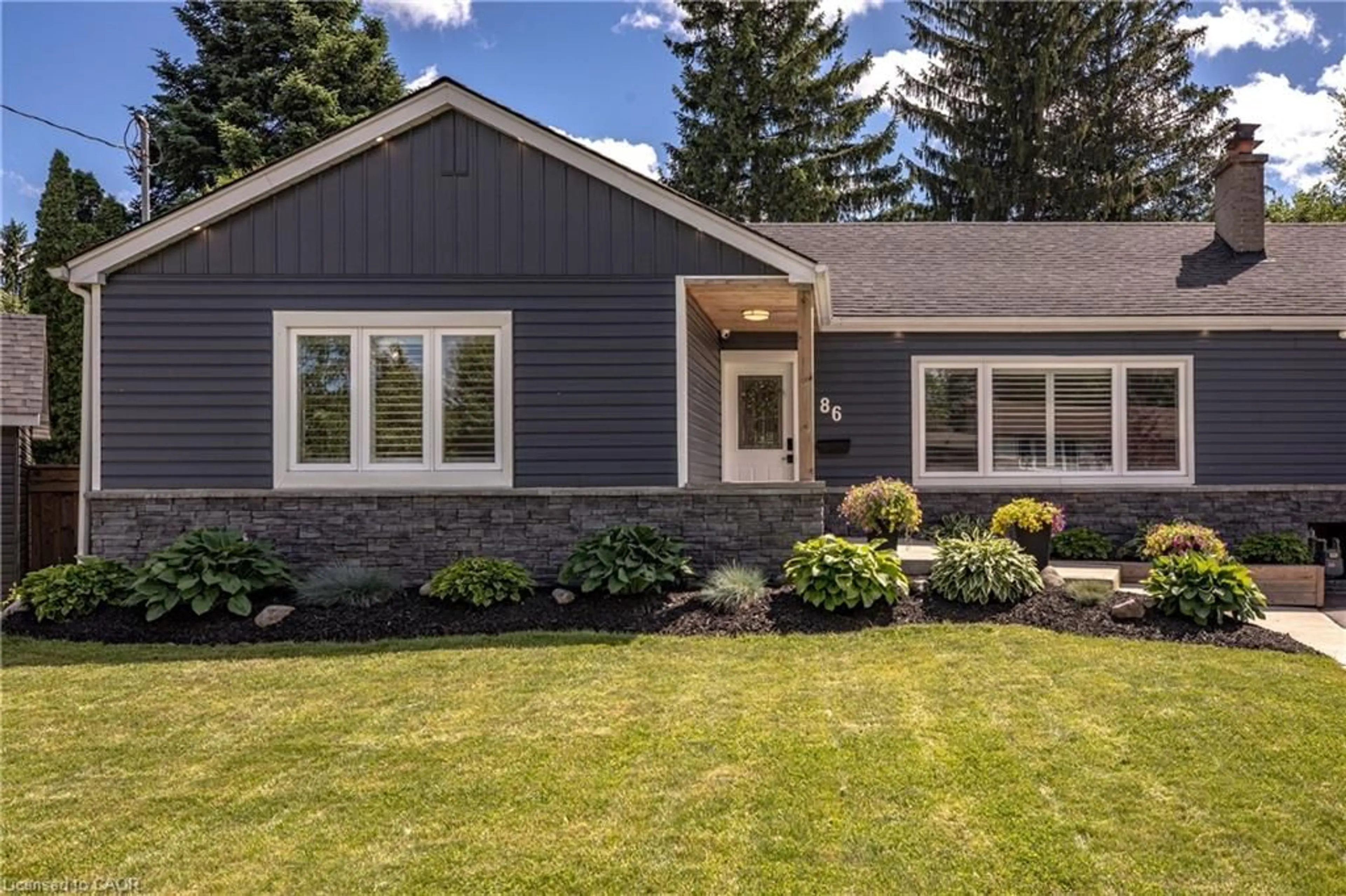 Home with vinyl exterior material, street for 86 Cumming Crt, Ancaster Ontario L9G 1V3
