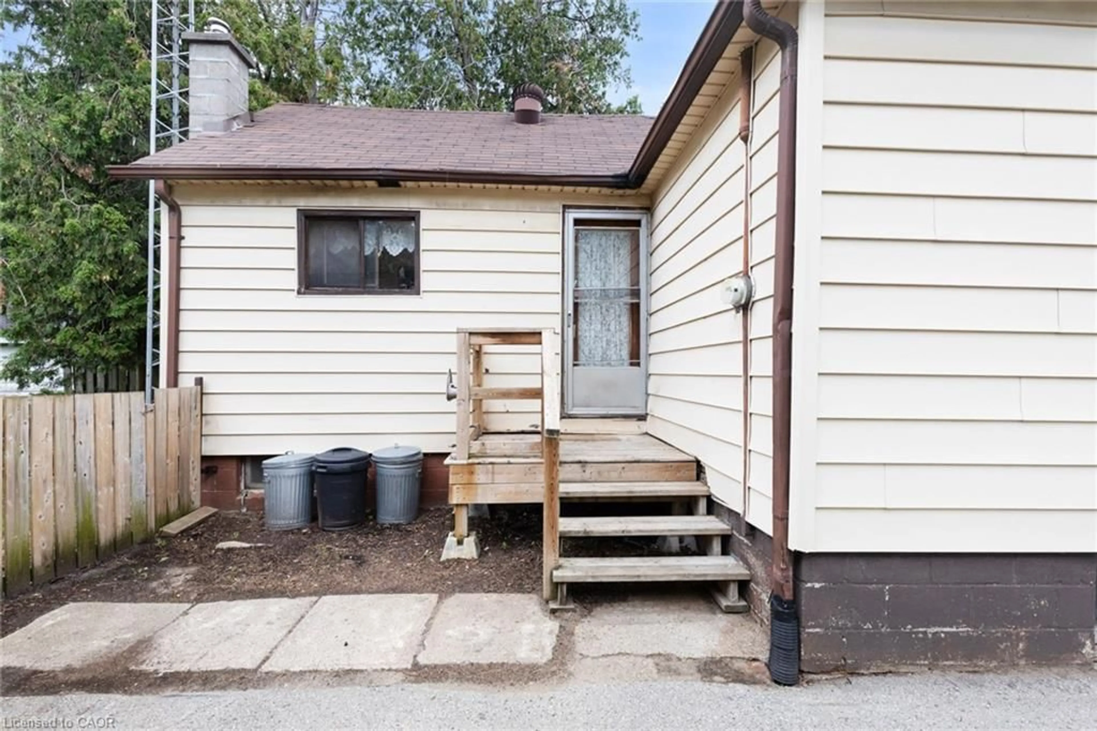 Home with vinyl exterior material, street for 10 Simcoe St, Delhi Ontario N4B 1A7
