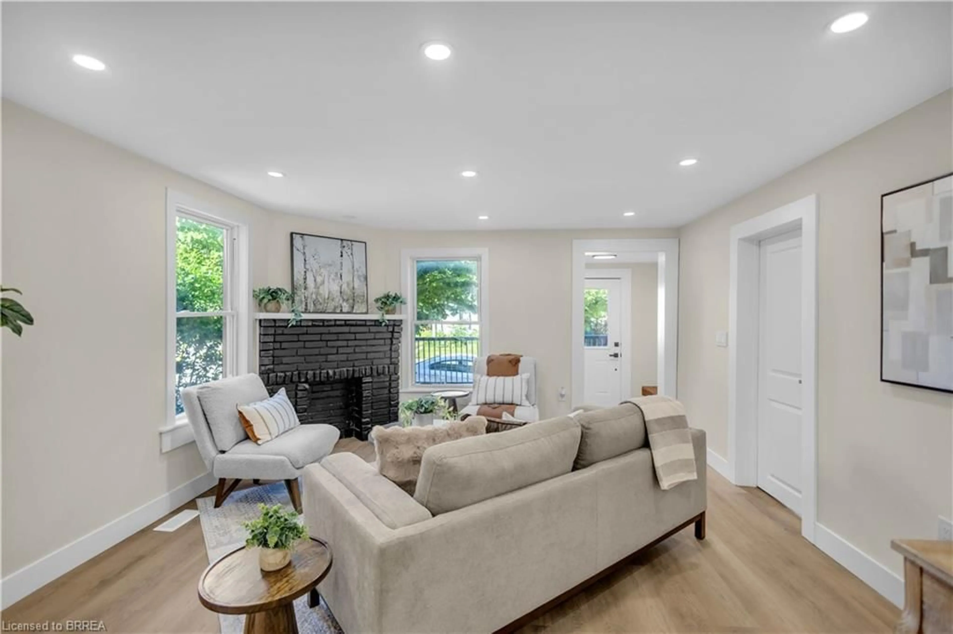Living room with furniture, unknown for 71 Kent St, Simcoe Ontario N3Y 3S3