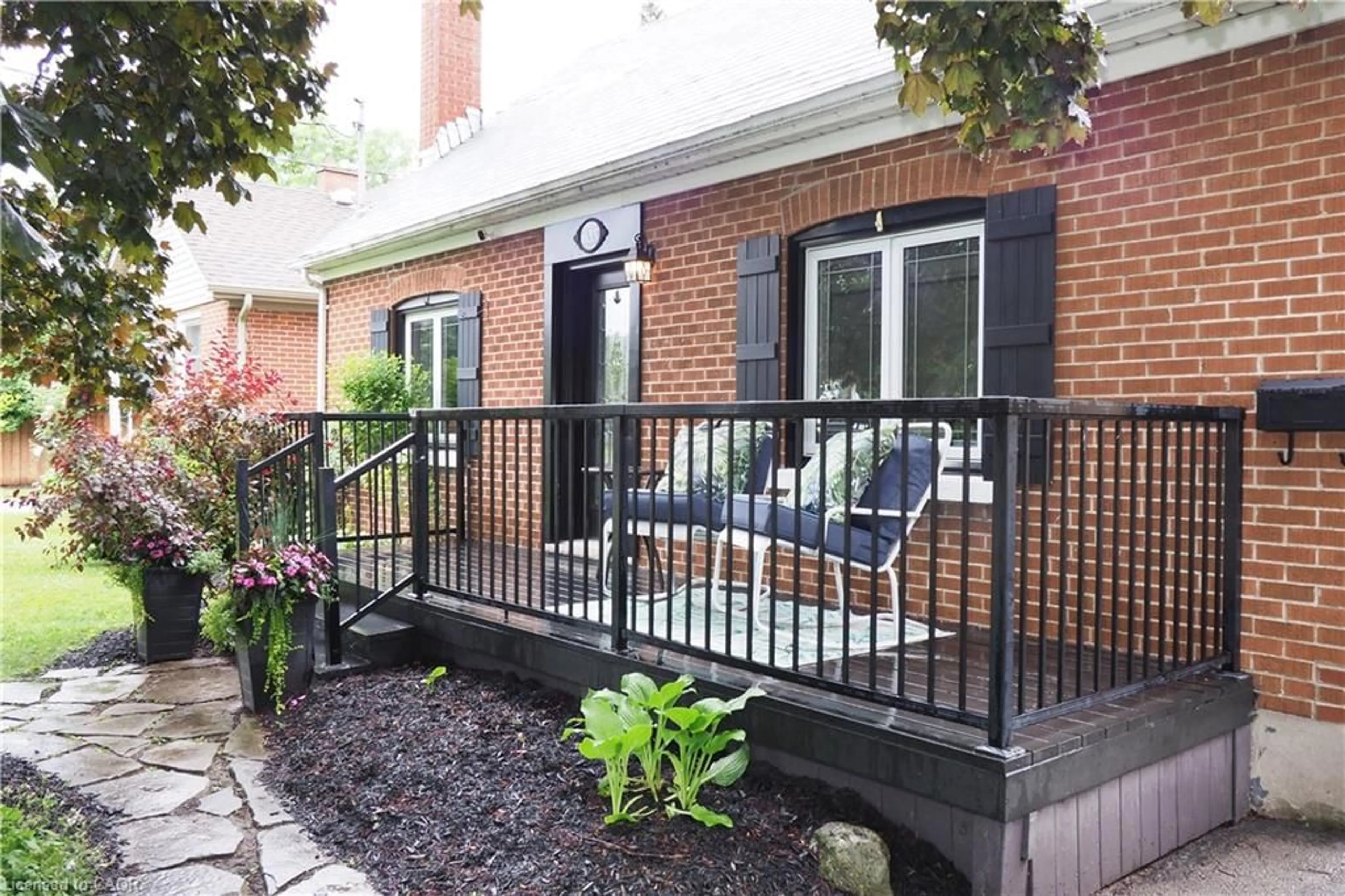 Patio, street for 633 Rose St, Cambridge Ontario N3H 2E7