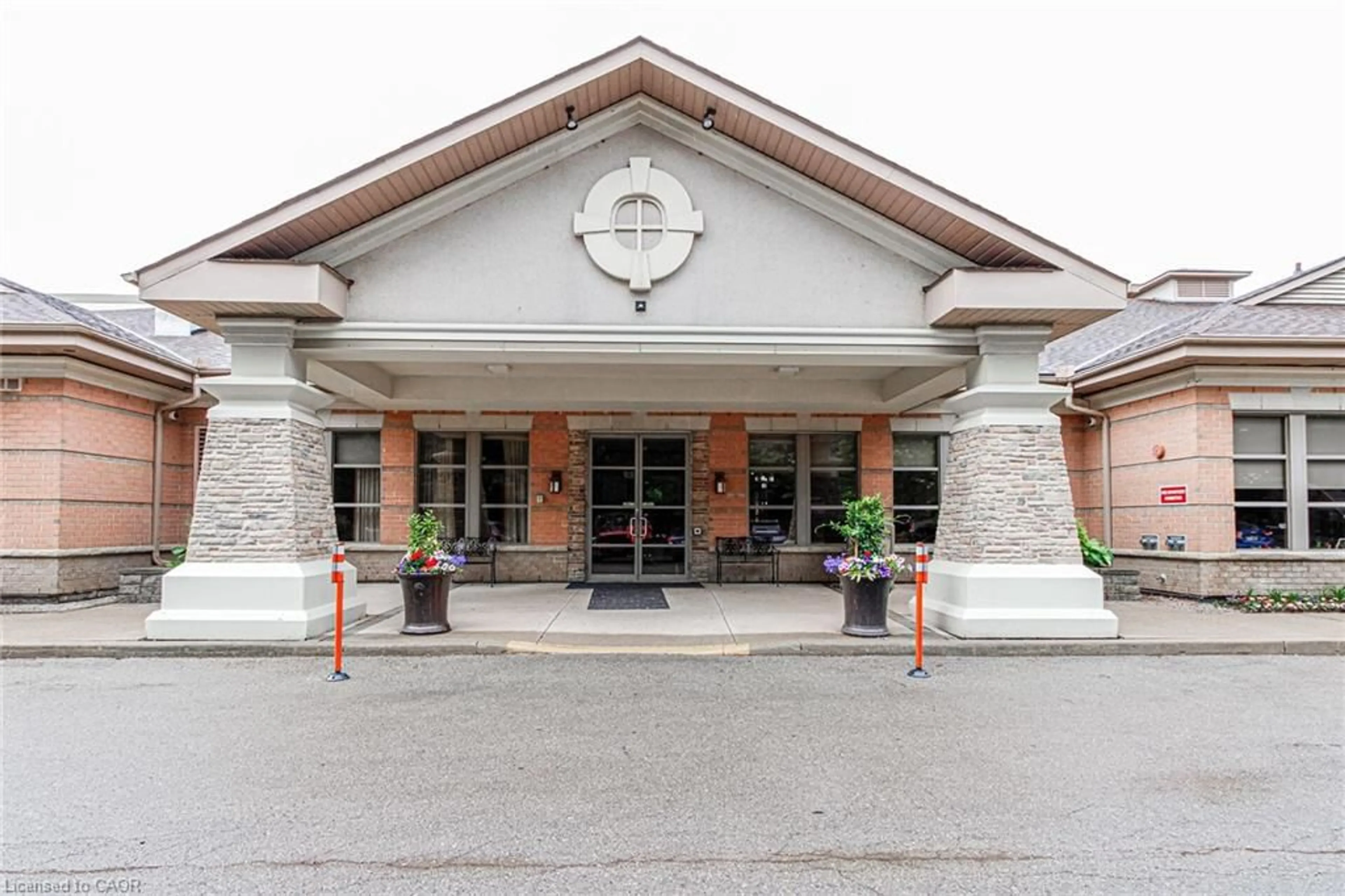 Indoor foyer for 100 Burloak Dr #1510, Burlington Ontario L7L 6P6