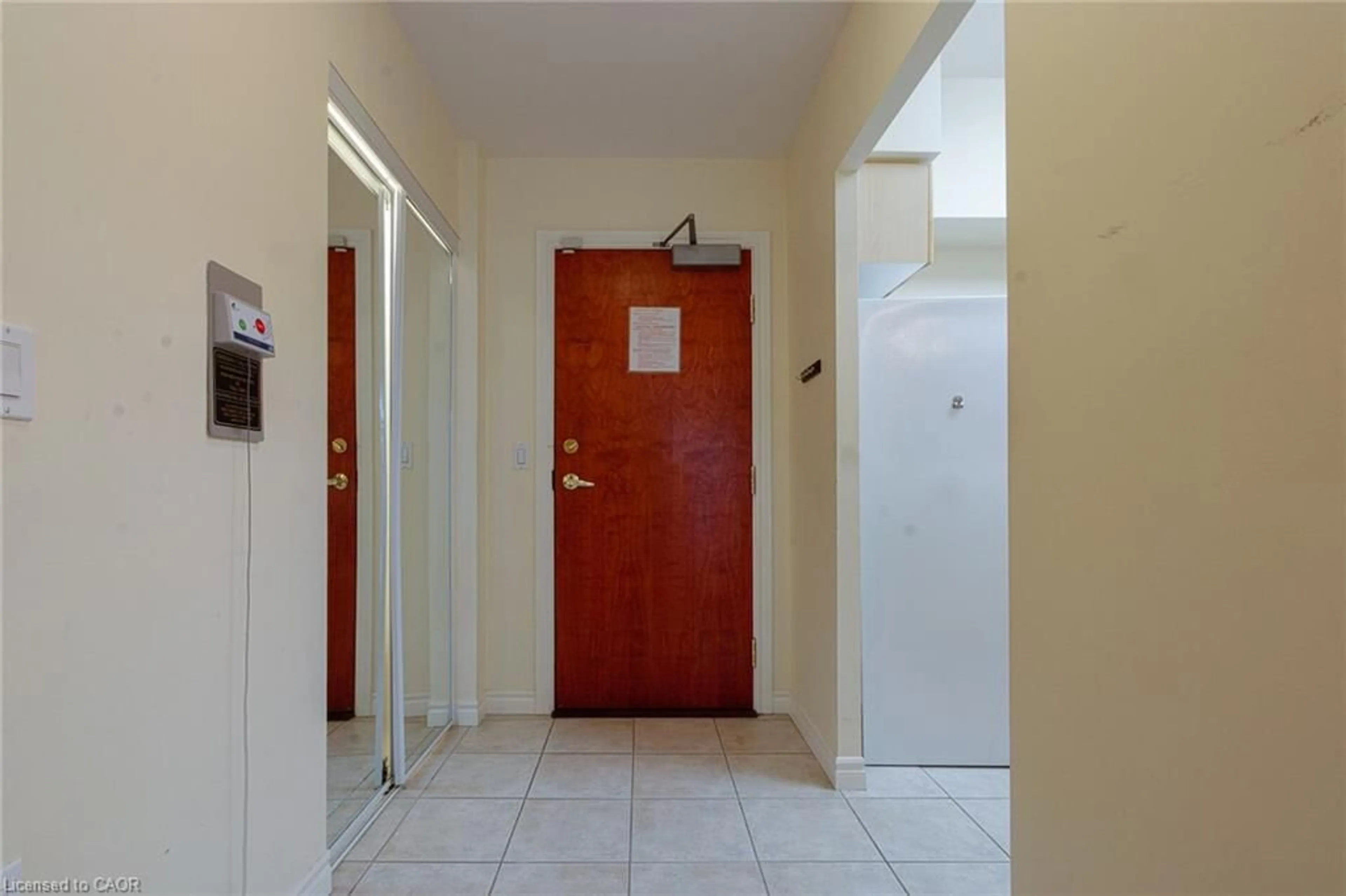Indoor foyer for 100 Burloak Dr #1510, Burlington Ontario L7L 6P6