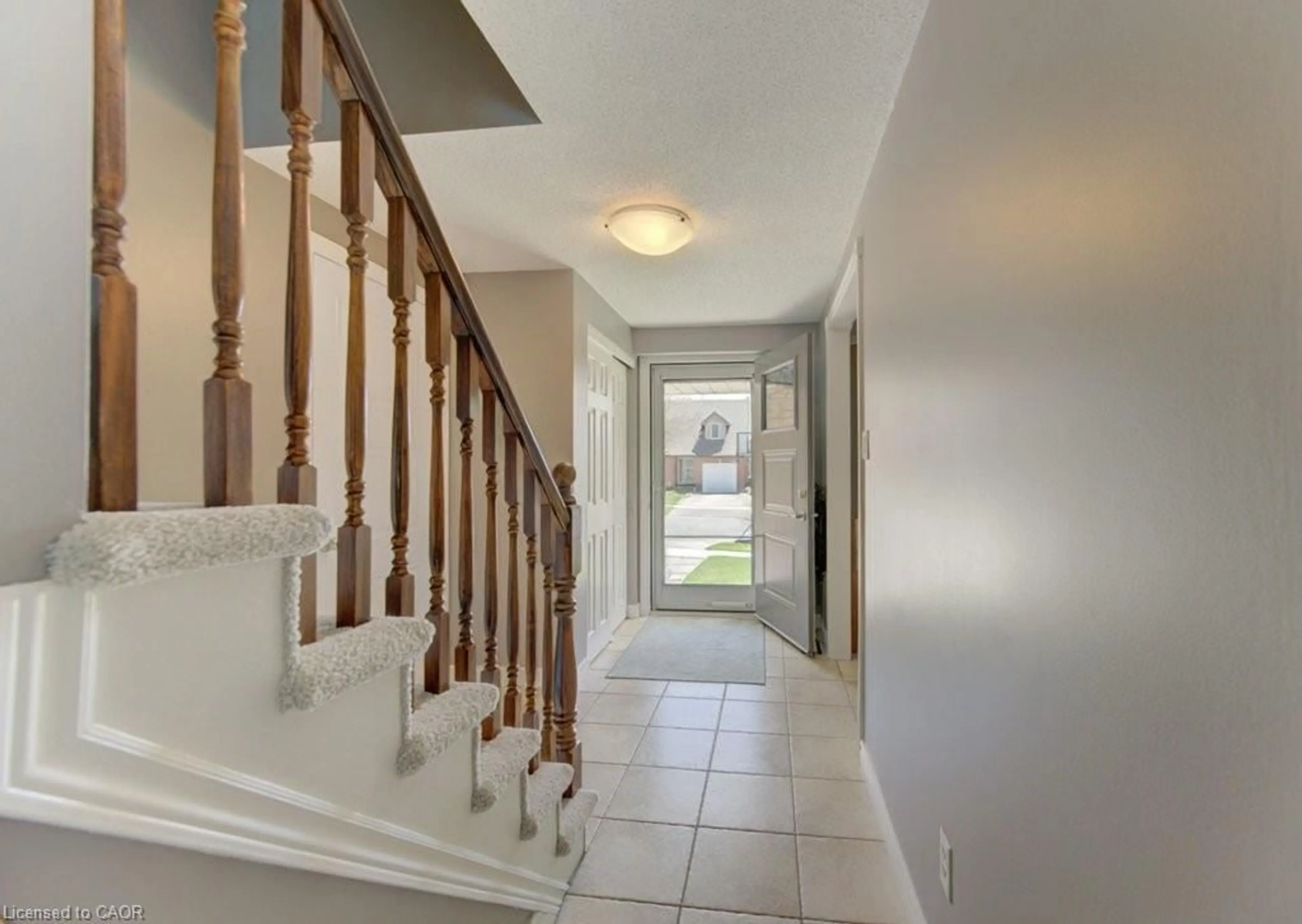 Indoor entryway for 14 Rose Garden St, Kitchener Ontario N2B 3T1