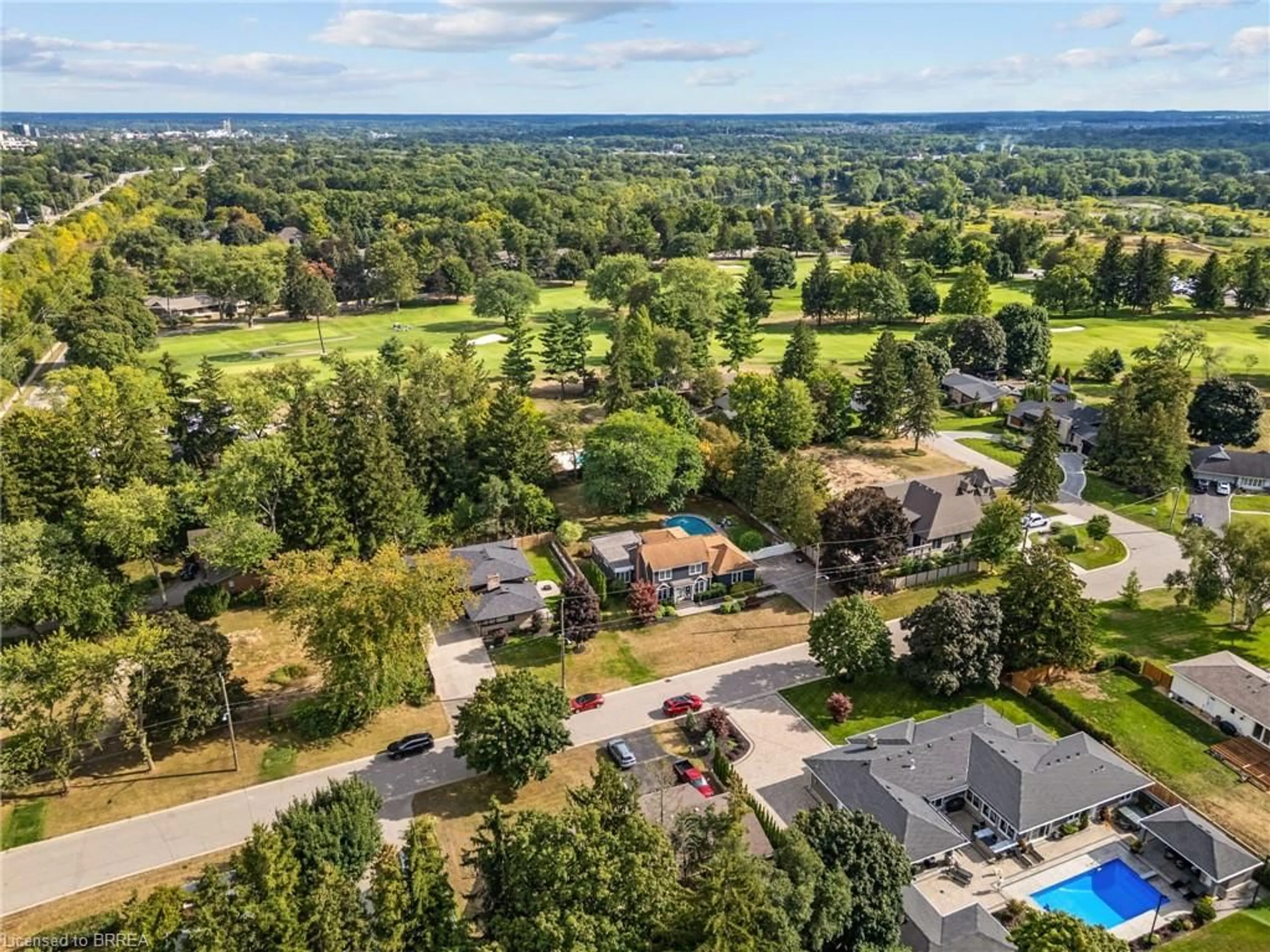 A pic from outside/outdoor area/front of a property/back of a property/a pic from drone, unknown for 10 Stymie Blvd, Brantford Ontario N3T 5K3