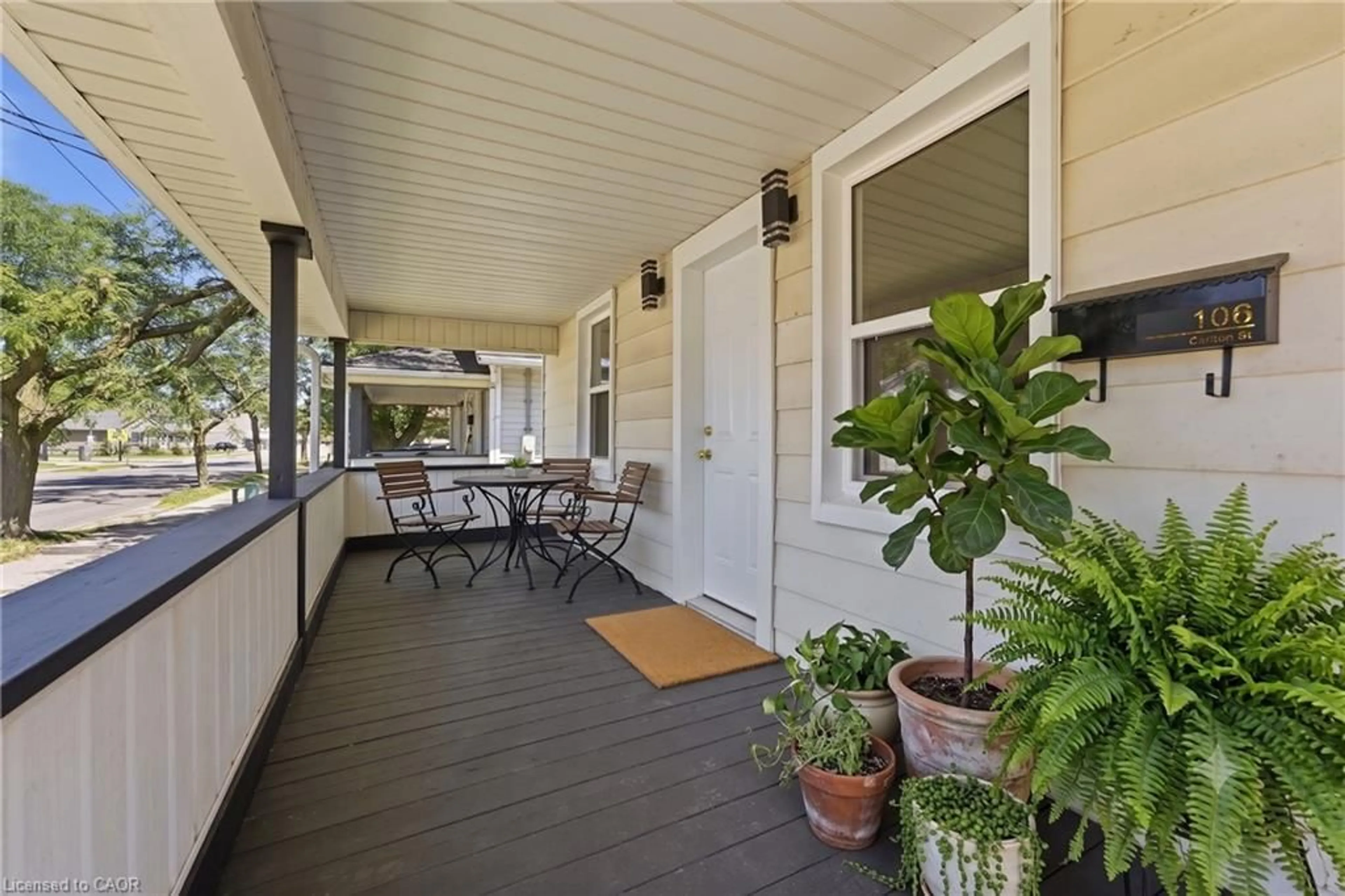 Patio, street for 106 Carlton St, St. Catharines Ontario L2R 1R3
