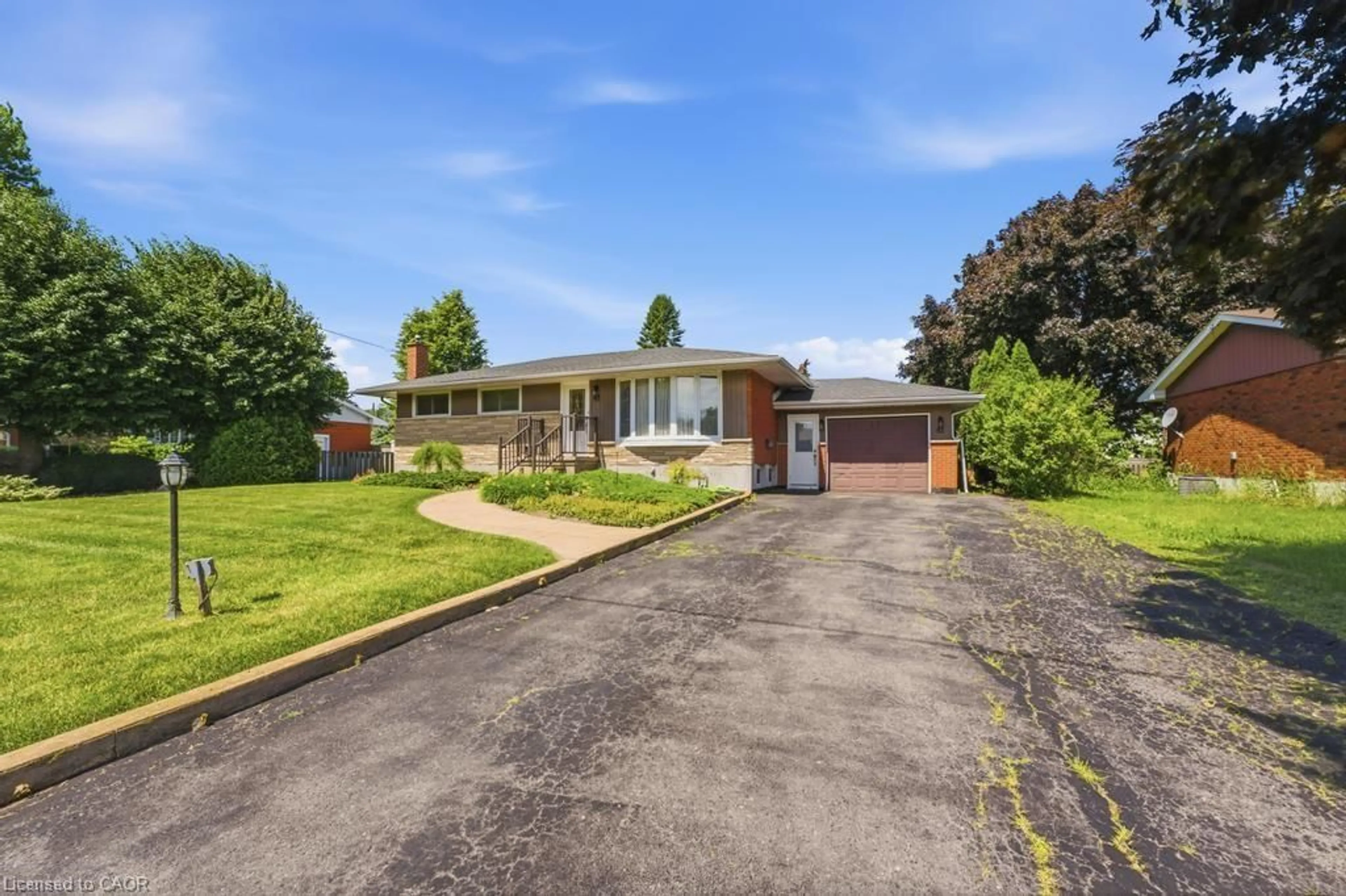 A pic from outside/outdoor area/front of a property/back of a property/a pic from drone, street for 41 Oriole Cres, Grimsby Ontario L3M 3X7
