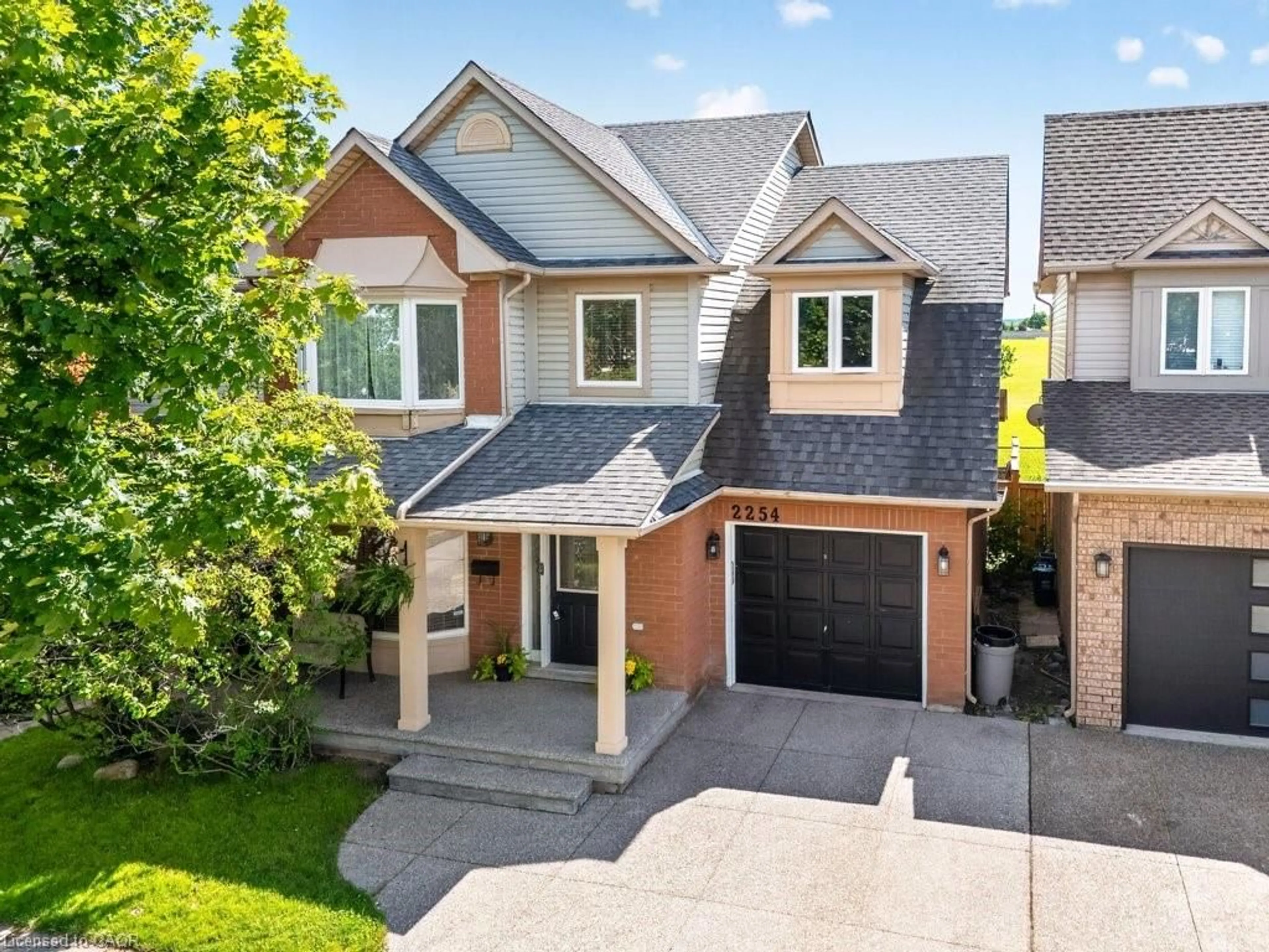 A pic from outside/outdoor area/front of a property/back of a property/a pic from drone, street for 2254 Pathfinder Dr, Burlington Ontario L7L 6L6