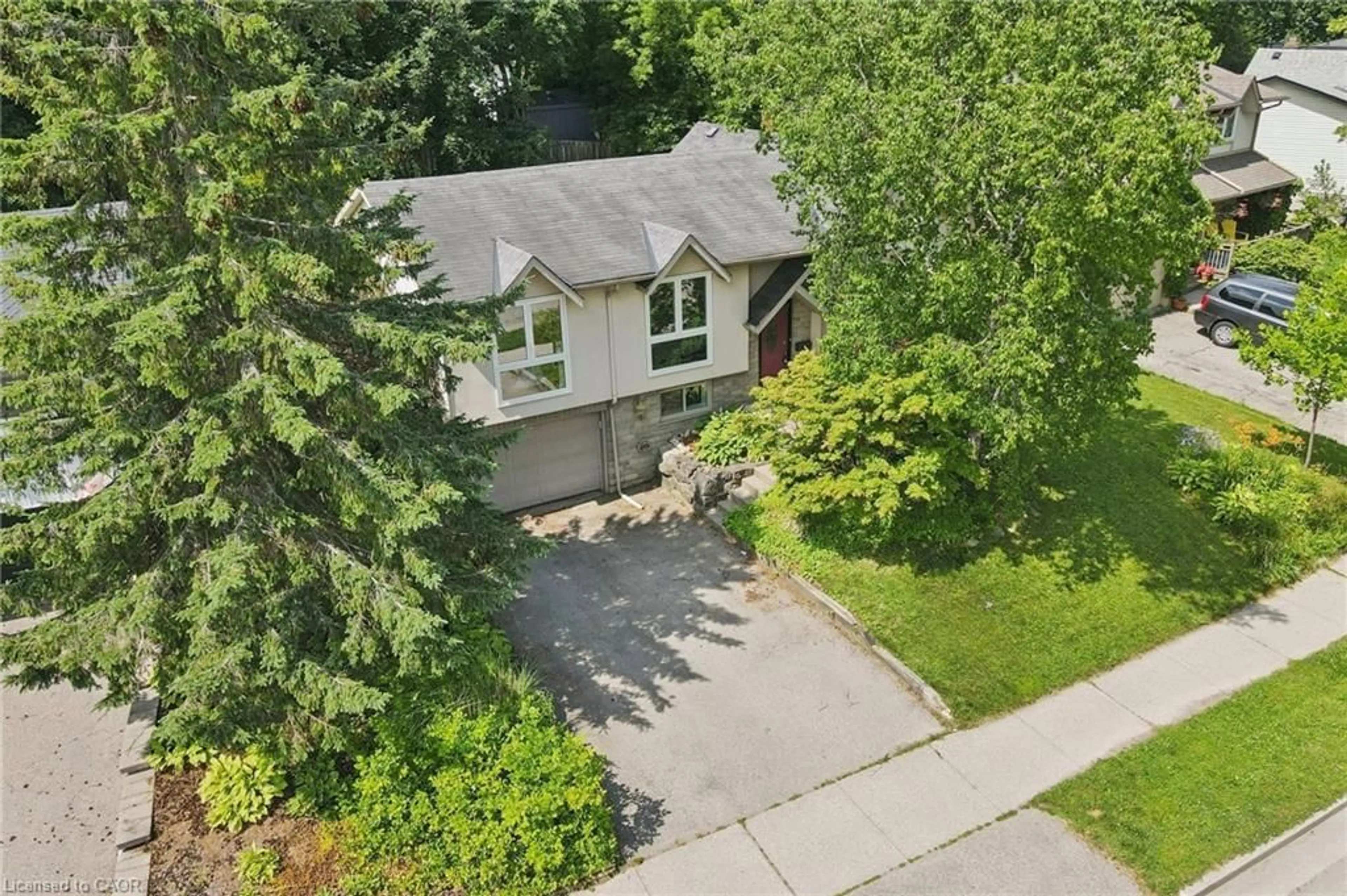 A pic from outside/outdoor area/front of a property/back of a property/a pic from drone, street for 18 Gateway Dr, Guelph Ontario N1H 6W8