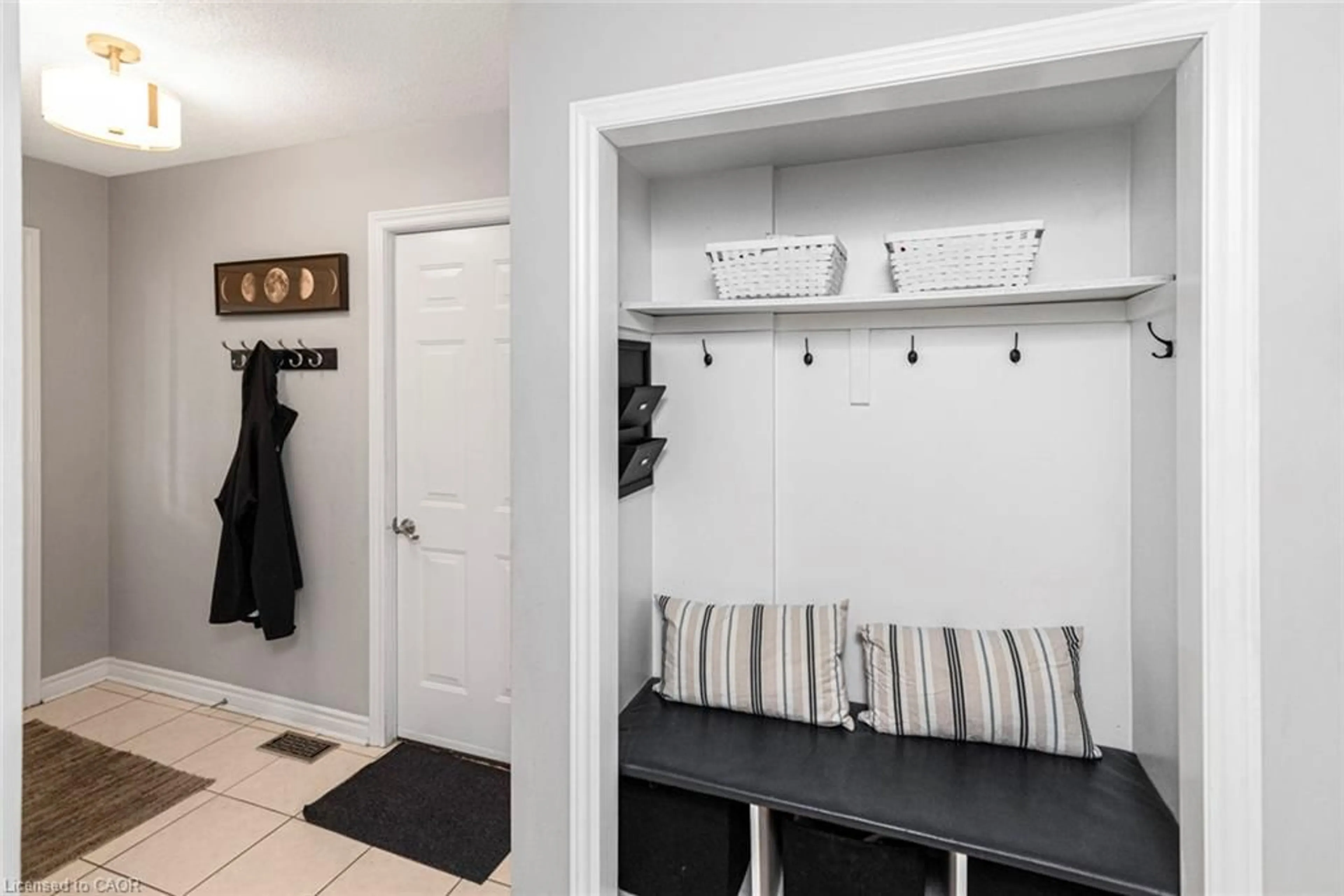 Indoor entryway for 30 Braemar Ave #56, Caledonia Ontario N3W 2M1