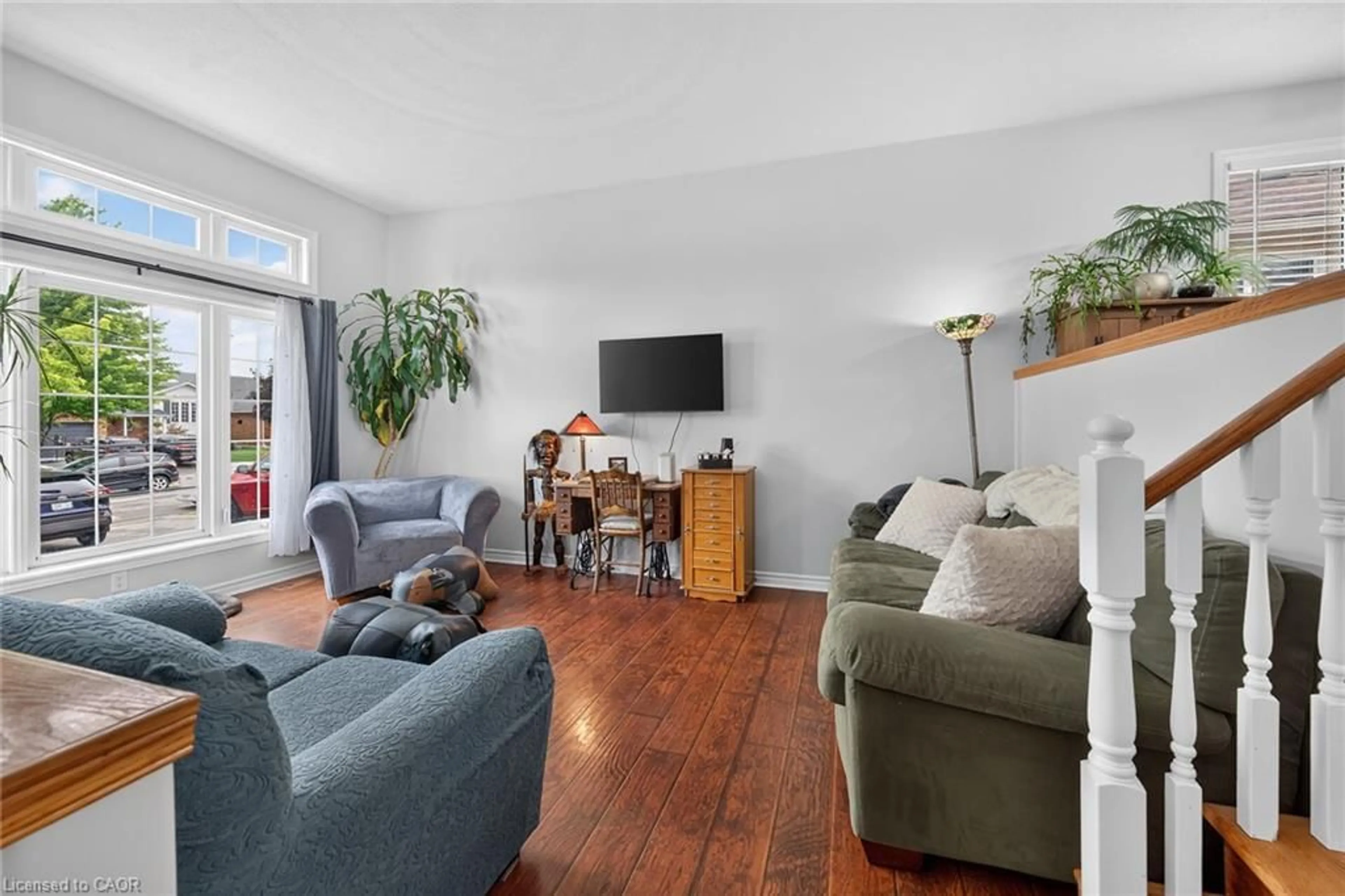 Living room with furniture, unknown for 15 Fuller Dr, Caledonia Ontario N3W 2L3