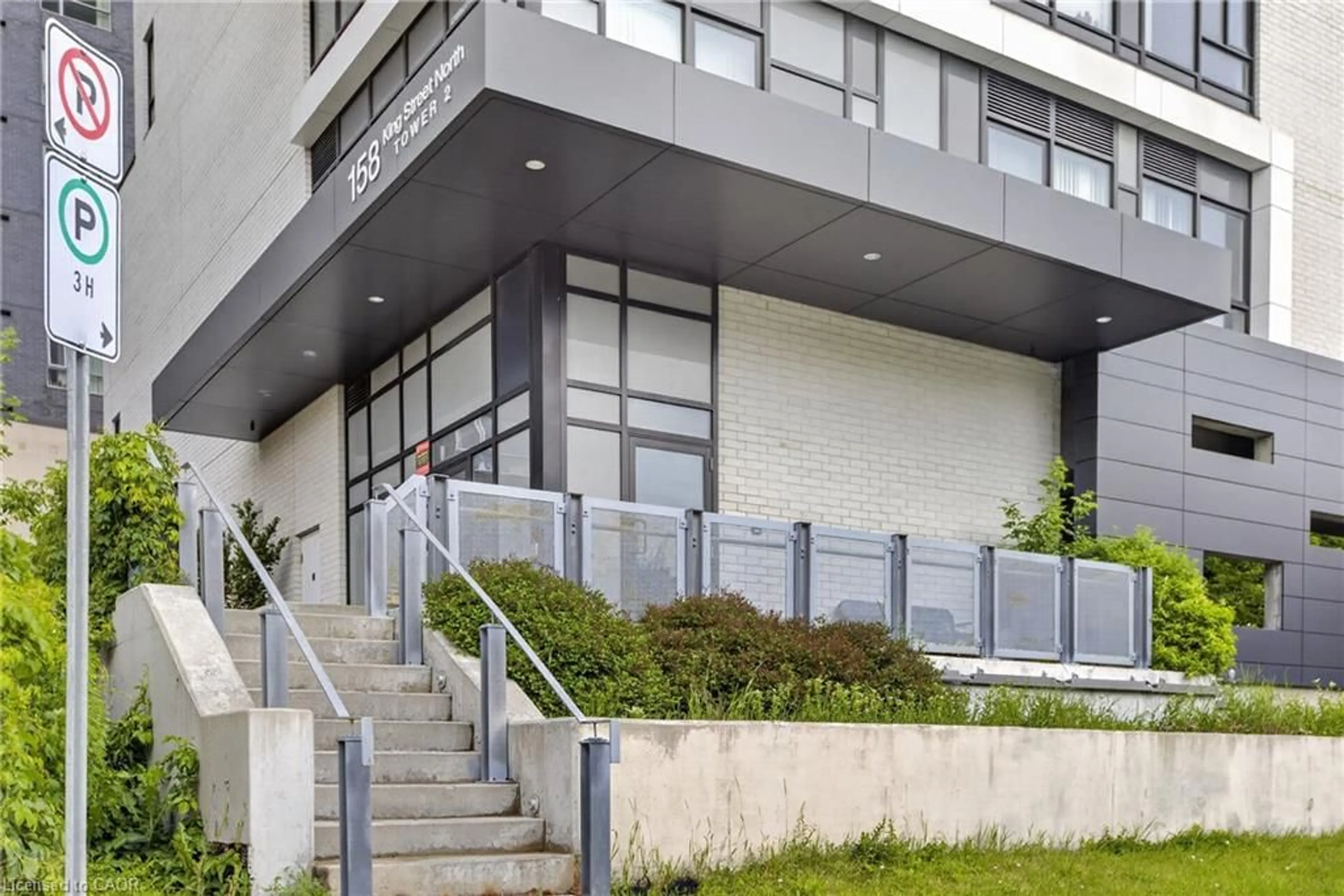 Indoor foyer for 158 King St #801, Waterloo Ontario N2J 0E5