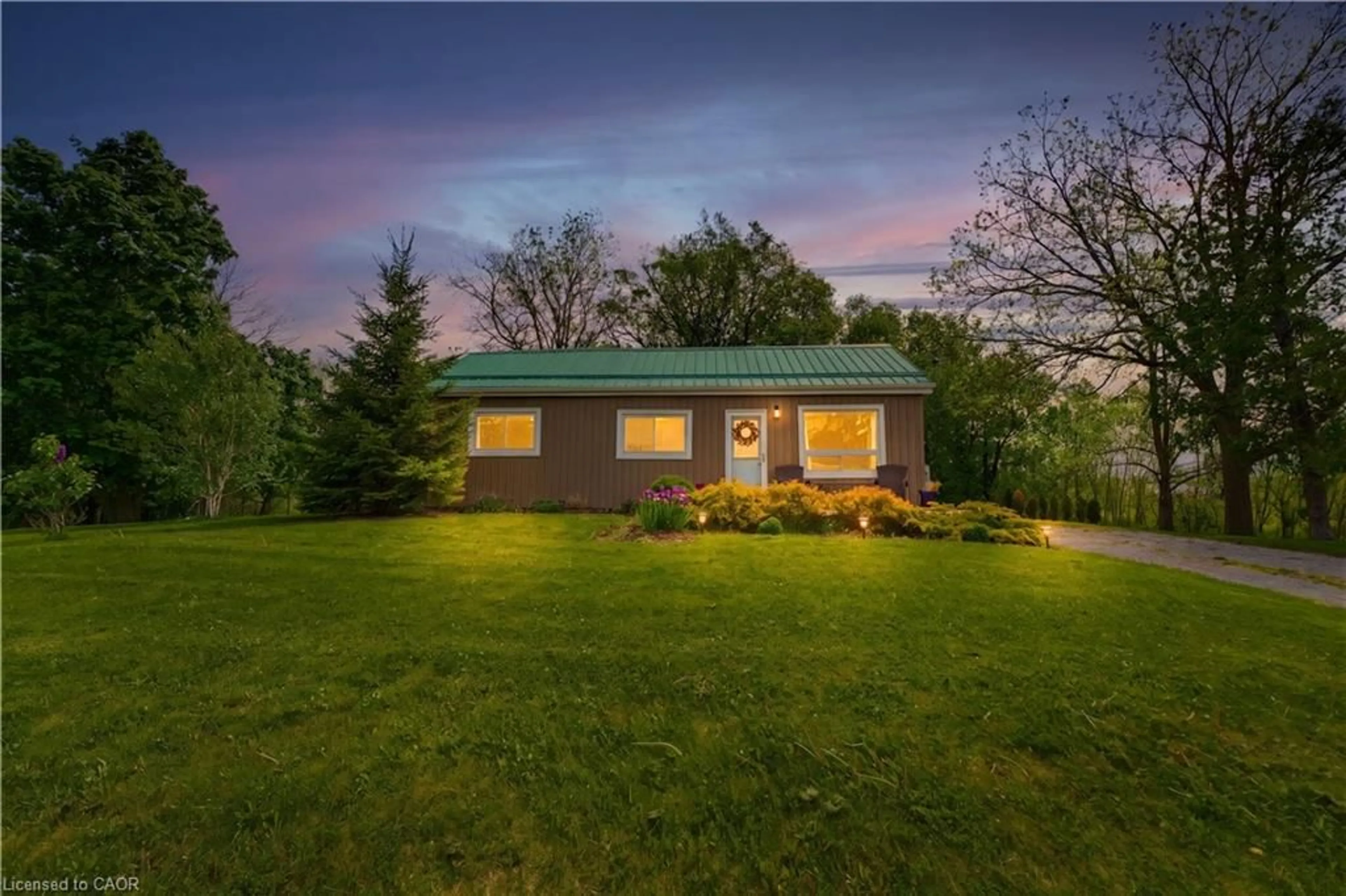 A pic from outside/outdoor area/front of a property/back of a property/a pic from drone, unknown for 1390 Mckenzie Rd, Caledonia Ontario N3W 2C2