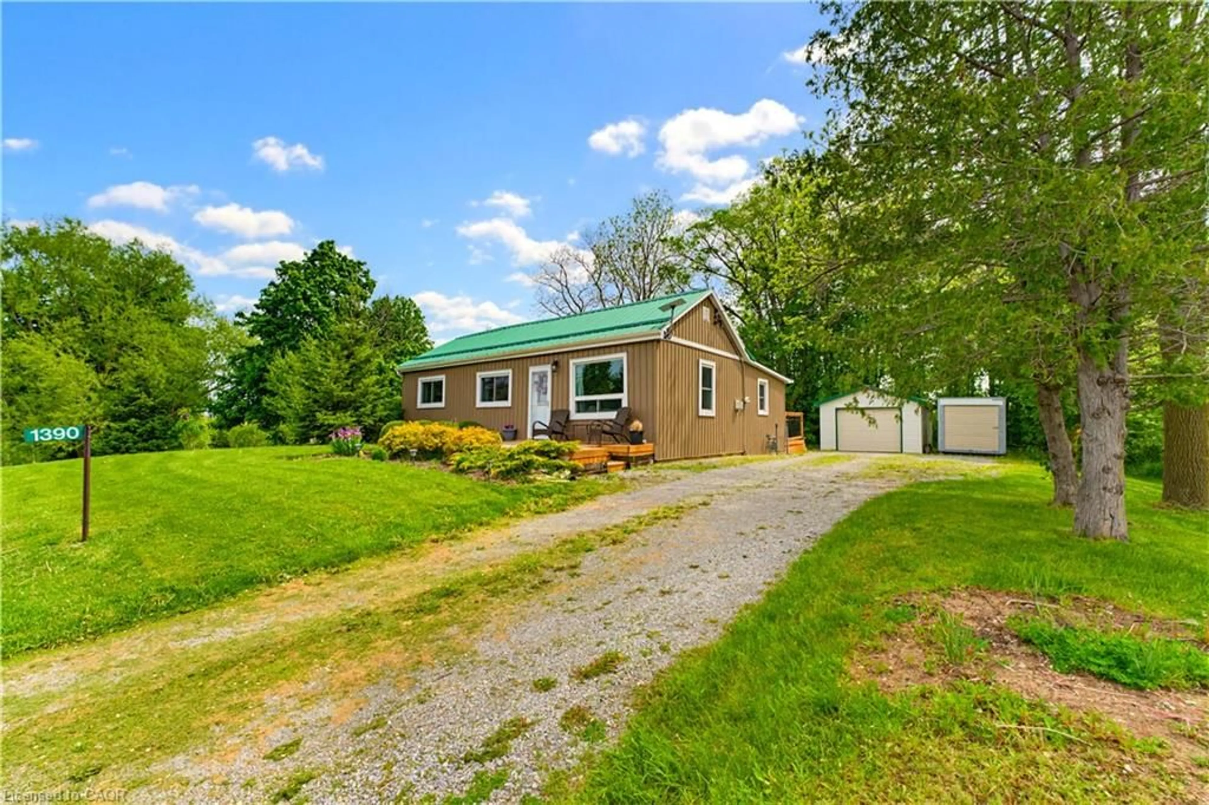 A pic from outside/outdoor area/front of a property/back of a property/a pic from drone, building for 1390 Mckenzie Rd, Caledonia Ontario N3W 2C2