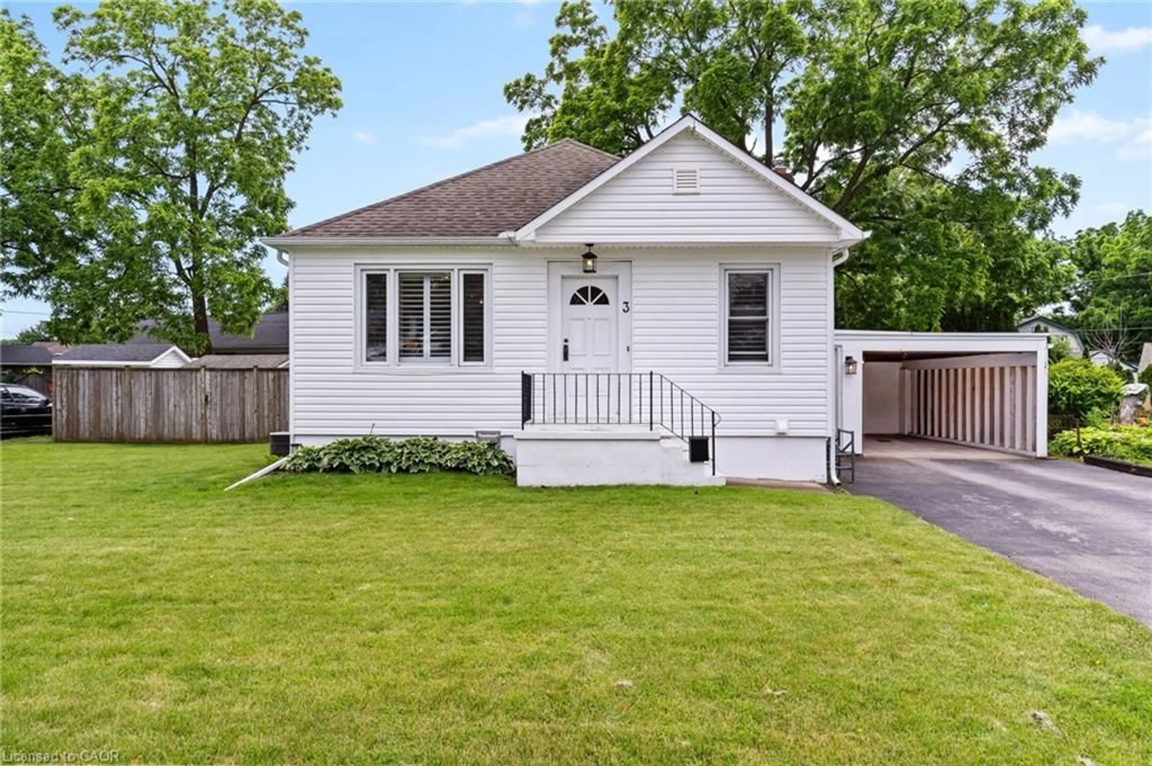 Home with vinyl exterior material, street for 3 Philpark Rd, St. Catharines Ontario L2N 4E4