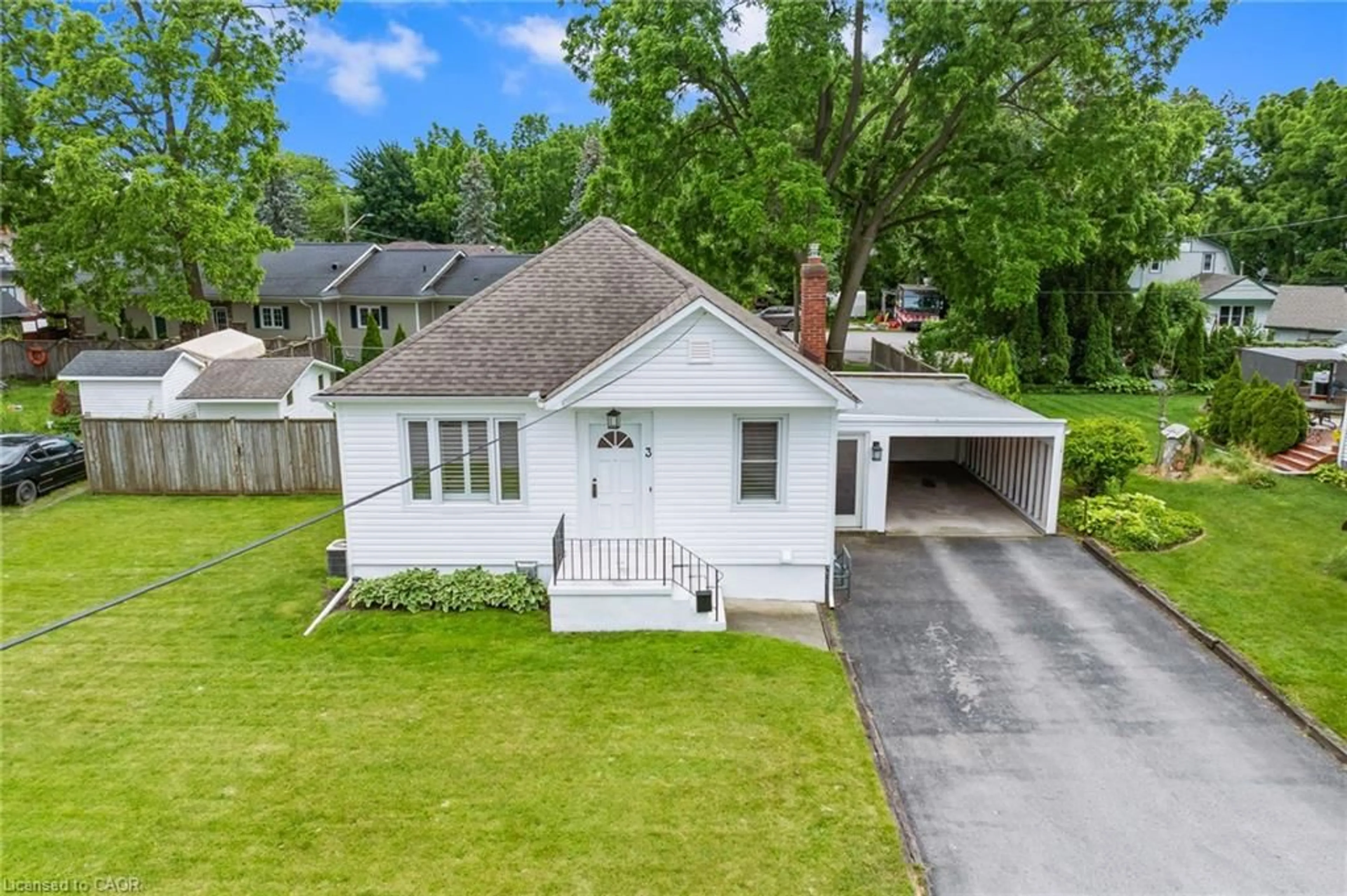 A pic from outside/outdoor area/front of a property/back of a property/a pic from drone, street for 3 Philpark Rd, St. Catharines Ontario L2N 4E4