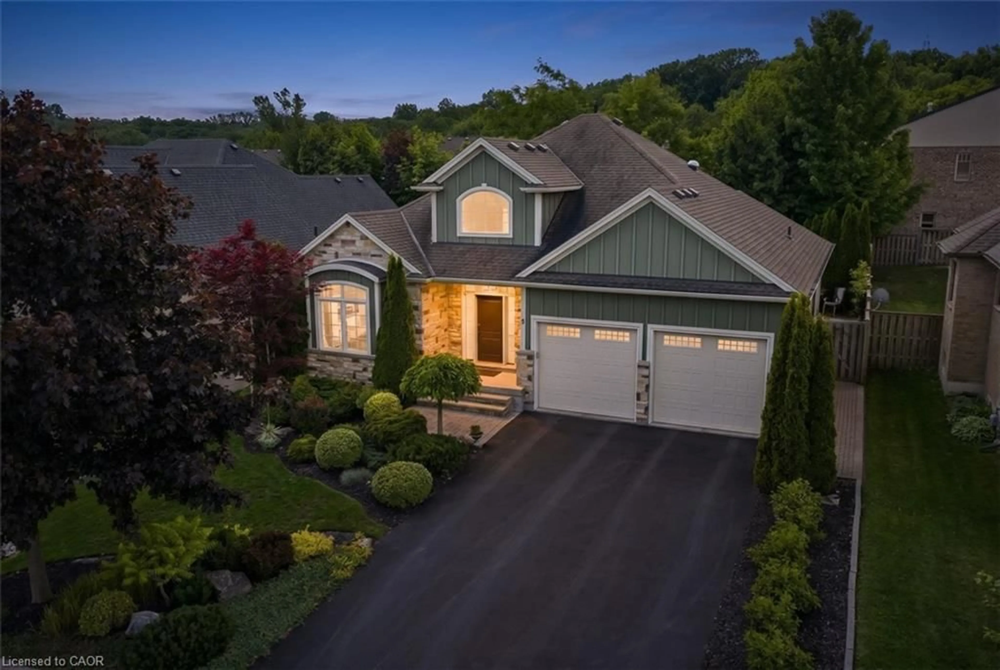 A pic from outside/outdoor area/front of a property/back of a property/a pic from drone, street for 6 Creekside Dr, Niagara-on-the-Lake Ontario L0S 1J0