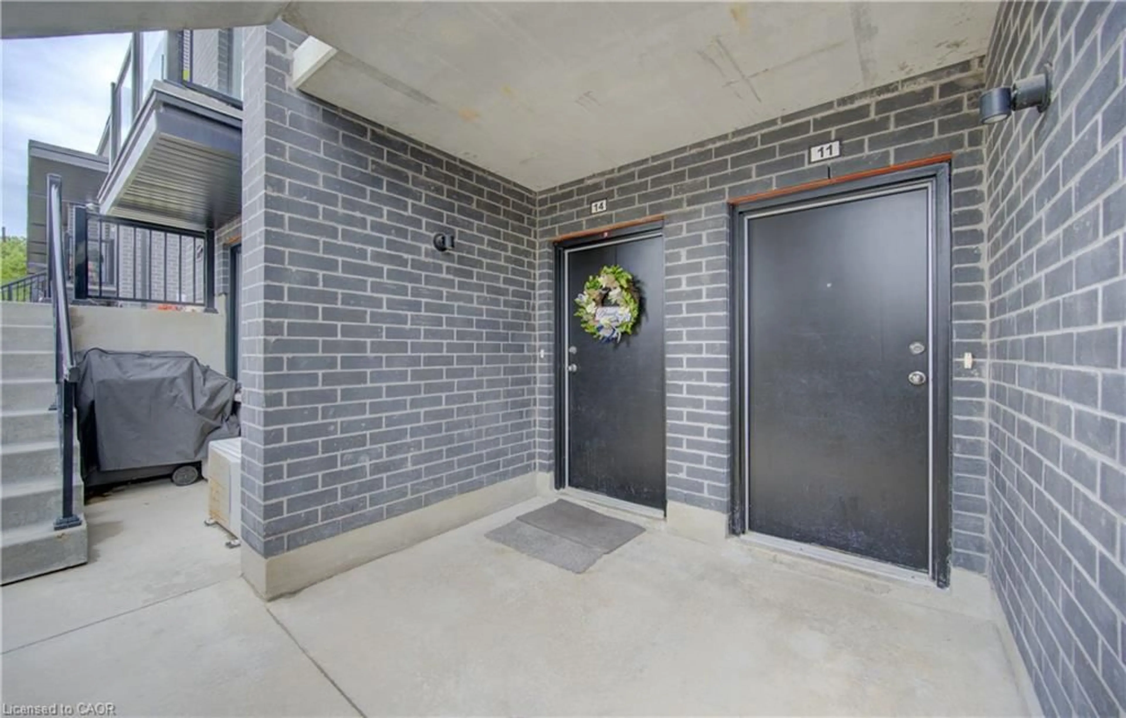 Indoor foyer for 235 Chapel Hill Dr #14, Kitchener Ontario N2R 0S4