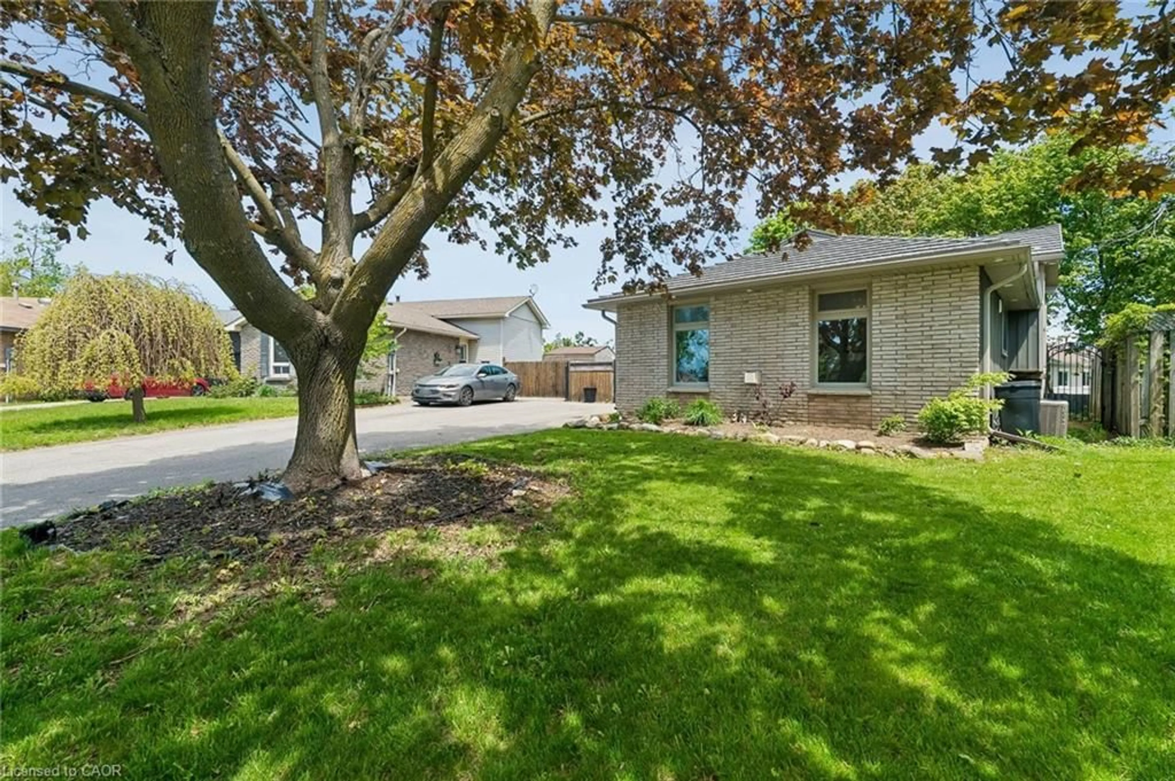 A pic from outside/outdoor area/front of a property/back of a property/a pic from drone, street for 47 Christie Cres, Barrie Ontario L4N 4V2