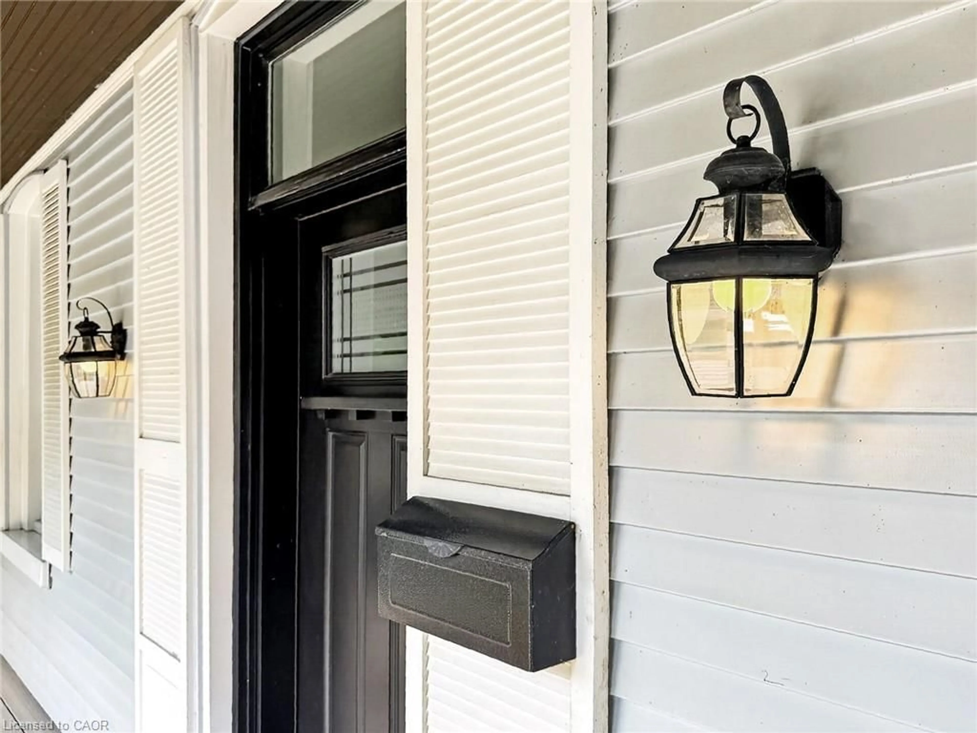 Indoor entryway for 65 Oak St, Cambridge Ontario N1R 4L1