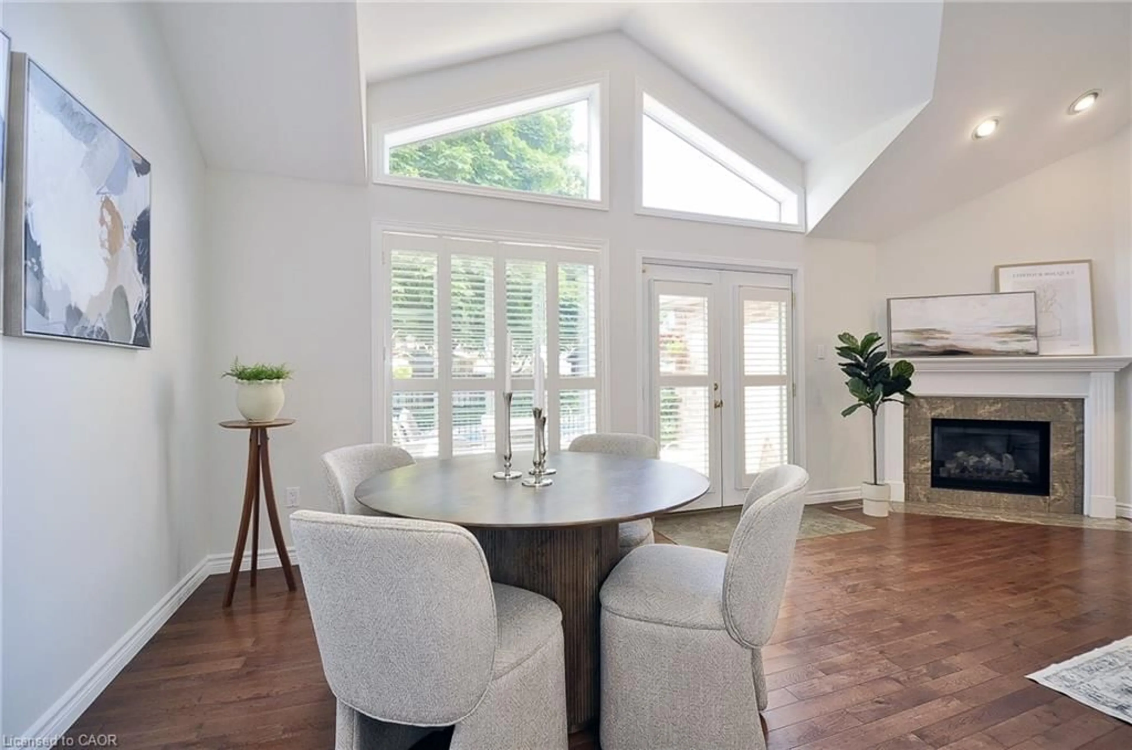 Dining room, wood/laminate floor for 31 Birchlawn Ave, Cambridge Ontario N1S 4S1