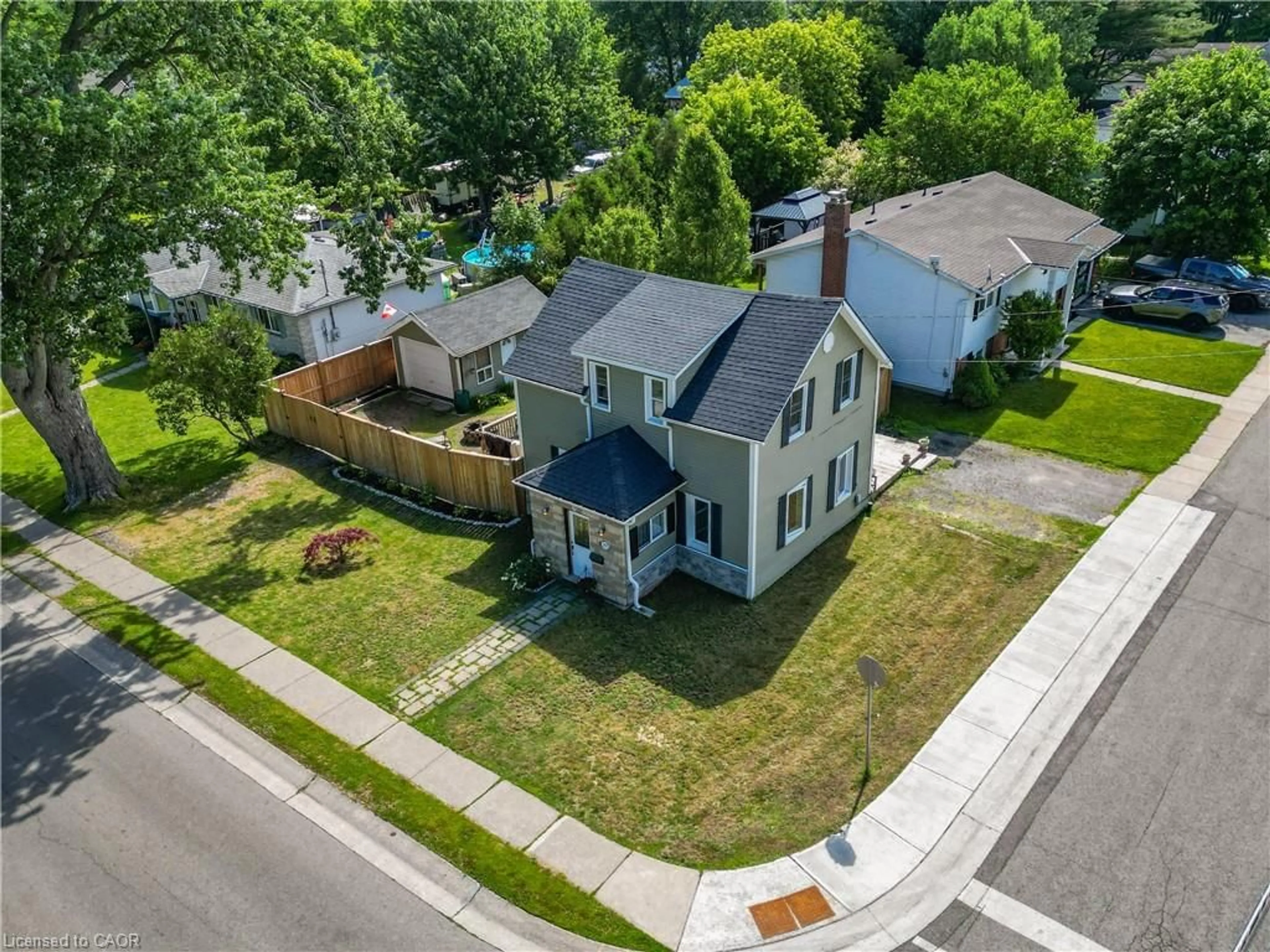 A pic from outside/outdoor area/front of a property/back of a property/a pic from drone, street for 503 John St, Dunnville Ontario N1A 2R3